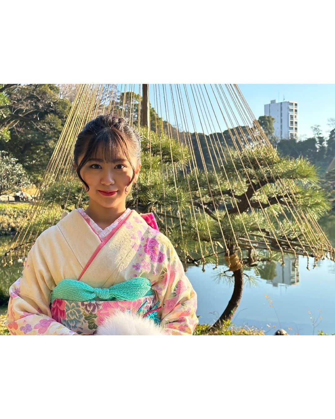 須田理夏子さんのインスタグラム写真 - (須田理夏子Instagram)「・ ・ ・ 成人式の日 清澄庭園に連れて行ってもらって、写真撮ってもらったよ📸 お天気で良かった☀️ おばあちゃん・お母さん・お父さんとも 写真一緒に撮った♡ なかなかツーショットで撮る機会ないけど 撮れてよかったです😊  #成人式  #新成人 #20歳 #me #系統バラバラ系女子  #須田理夏子 #乃木坂46  #乃木坂好きな人と繋がりたい #乃木坂好きな女ヲタさんと繋がりたい #乃木坂 #3期生 #岩本蓮加 #岩本蓮加推し #photo  #photography #followｍe  #振袖  #振袖ヘア  #ヘアアレンジ  #親子ショット  #清澄庭園  #ロングヘア」1月19日 21時00分 - sudarikako