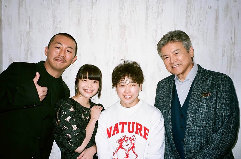 岸井ゆきののインスタグラム：「映画『ケイコ 目を澄ませて 』が第７７回毎日映画コンクールにて 日本映画大賞、監督、撮影、録音、主演の５部門で賞を受賞致しました。 ありがとうございます。 三宅組の全スタッフ、原案となった写真中央の小笠原恵子さん（📷ありがとうございます！） そして映画を観てくださった皆様に感謝致します。 撮影時のひとりひとりの仕事と映画への愛がまさにフィルムのように心に焼き付いて消えません。 日々の私を見守ることで懸命に支えてくださり、映画ができていく瞬間を共にした大切な仲間です。 このような賞を一緒に受賞できたことを心から嬉しく思います。  この映画、まだまだまだスクリーンで観ることができます。 本当に有難いことに東京でいうとだいたいいちにち3回ほどまわっています。（テアトル新宿、ユーロスペースではバリアフリー上映回があります。）  そして上映が拡大してこれから公開が始まる県もありますね。ありがとうございます。 映画館の方にとても感謝しています！ ぜひ劇場でご覧ください！  今わたしが取材などで言っていることは、撮影時の思いを、完成した喜びを頑張って言葉に直しているだけで、 当時は愛情も心意気も思いもひとつも言葉にはならず、佇むしか出来なかったから だからただただ、映画を、ふらっと、たのしく観ていただけたら嬉しいです😊😊😊  https://mainichi.jp/articles/20230119/ddm/001/200/106000c?fbclid=IwAR0udMKgxiljkkWAaGsJbDU48Aq6Z_IvpDsGNEyWKkSCv6KGloUhp-QPxpY」