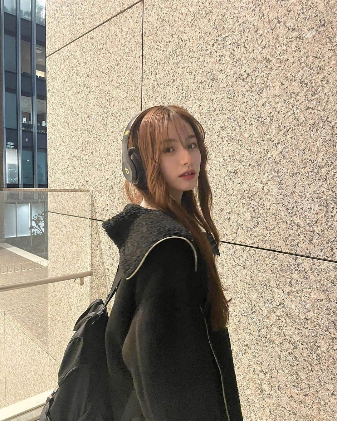 坂本瑞帆のインスタグラム：「. .  制服って新鮮〜 せっかく写真撮ったのに、 セーターぺろんてなってて最悪☺️ まあそゆときもあるよねっ 何枚目がすきですかー」