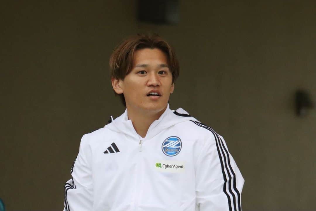 三鬼海のインスタグラム：「沖縄キャンプ🤙🏾  充実してます🙇🏾‍♂️  今日で術後３ヶ月 やっとジョギングできて嬉しいです✨ この調子で頑張ります🏃🏾‍♂️⚽️  #大腿二頭筋遠位腱 #術後３ヶ月 #沖縄キャンプ」