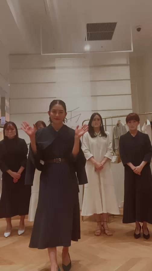 白澤貴子のインスタグラム：「@latotalite.jp  コラボ第三弾記念LIVE🤍  ジャケットは予約開始日に完売いたしましたが店頭在庫からの配送もできますので是非お問合せください🙇‍♀️  ※iPhoneのカメラの調子が悪く、暗くてごめんなさい！  黒染め代についてですが現在のところ税抜きで ジャケット　6,000円 ワンピース　5,000円 パンツ　　　5,000円 だそうです！」
