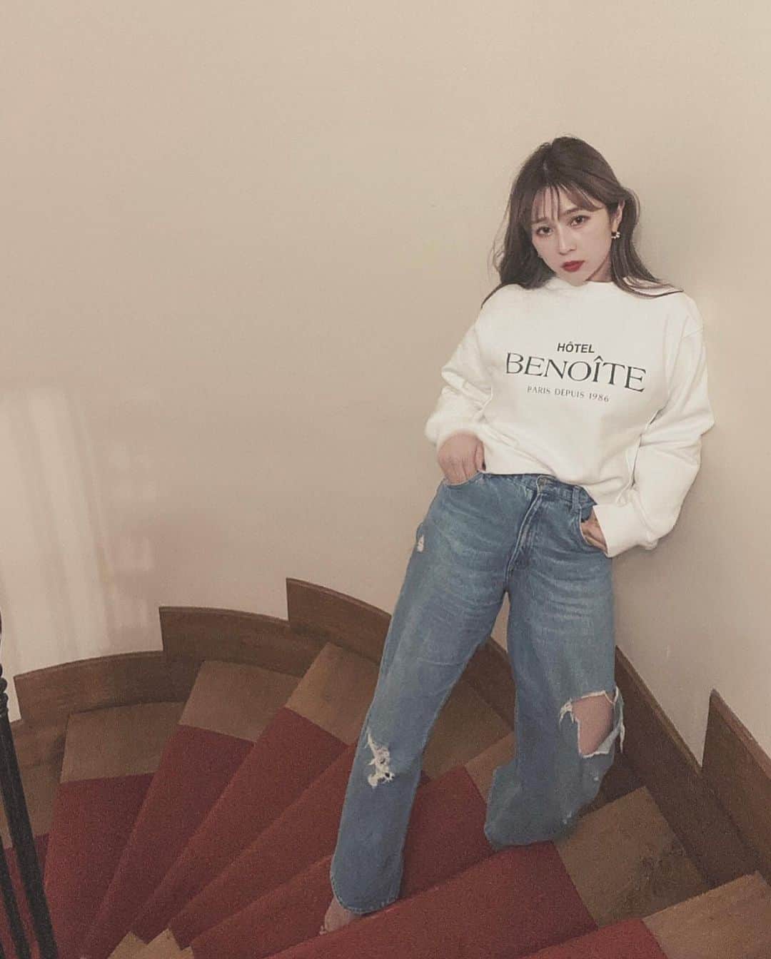 puinpiのインスタグラム：「デニムとスウェット。  好きな組み合わせ🦦♥️  @benoite_official_ のスウェットは、質感がすごい好きなの♡  お洗濯のたびに、味がでる質感だけど、サイドリブが入ってるから横伸びしないという…🤝🏻  前々から、デニムどこのって聞かれてたんですが、じつは階段でつまづいて…  『ビリィィィ！！』と破けてしまったデニムを…  あれ？かっこよくない😍！？と なった私はそのまま履いてまして…  へっ🦦♥️  スウェットは、 2023/01/21 PM21:00 再入荷です♡  #BENOÎTE#benoite #ブノワト#スウェット#スウェットコーデ#デニムコーデ#hotelbenoite#ヘアスタイル#アッシュカラー#30代ファッション  #レオパード#ハイヒール」