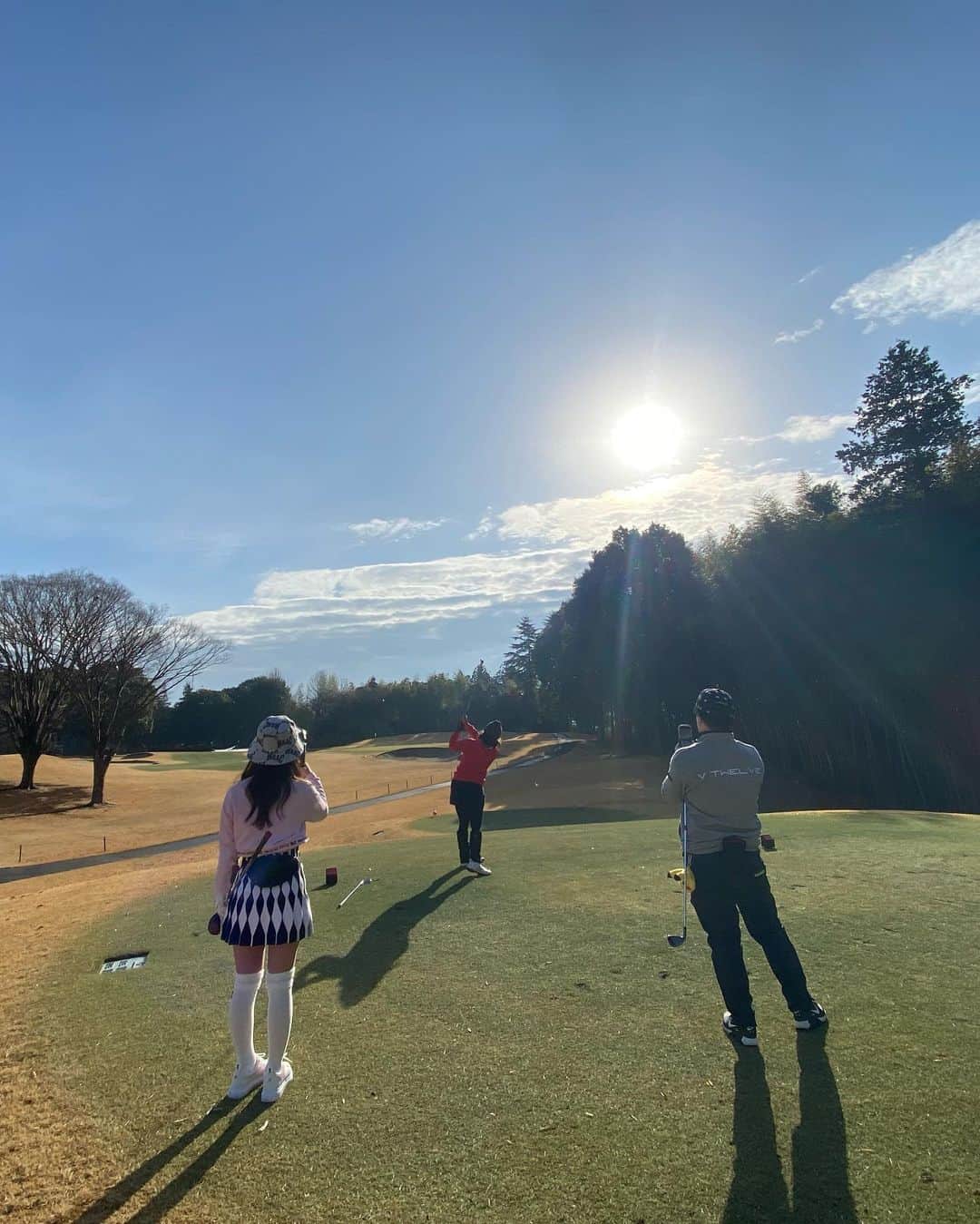 𝗠𝗮𝗶さんのインスタグラム写真 - (𝗠𝗮𝗶Instagram)「新年初ラウンド⛳️🤍  ゴルフは冬休みしていたので 久しぶりにクラブを握った😂💓  どの位寒くなるかとﾋﾞｸﾋﾞｸしてたけど 暖かすぎて後半は極暖脱ぎ捨ててやったぜ💁‍♀️  ずっとお会いしたかったふささんと🤳🤍 癒しメンバー癒しコース🤤💖 1日ありがとうございましたっ🥰  動画はショートでバンカーにずどん 目玉脱出（まぐれ）からの仲良しショットです💁‍♀️ . . . . . 今年は何回ラウンドいけるかな🐰 変わらずゆるーく投稿できたらなと🫠🤍  遅ればせながら みなさま今年もよろしくお願いいたします🤲 . . . . . . . #ゴルフ女子#ごるふ女子#ゴルフラウンド #ゴルフ場#ゴルフウェア #ゴルフファッション#ゴルフコーデ #冬ゴルフ#ゴルフ#golf」1月19日 21時30分 - mai.golf.214