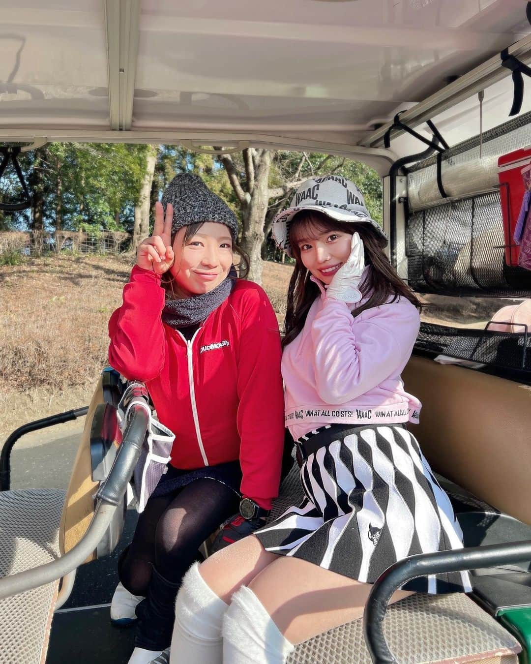 𝗠𝗮𝗶のインスタグラム：「新年初ラウンド⛳️🤍  ゴルフは冬休みしていたので 久しぶりにクラブを握った😂💓  どの位寒くなるかとﾋﾞｸﾋﾞｸしてたけど 暖かすぎて後半は極暖脱ぎ捨ててやったぜ💁‍♀️  ずっとお会いしたかったふささんと🤳🤍 癒しメンバー癒しコース🤤💖 1日ありがとうございましたっ🥰  動画はショートでバンカーにずどん 目玉脱出（まぐれ）からの仲良しショットです💁‍♀️ . . . . . 今年は何回ラウンドいけるかな🐰 変わらずゆるーく投稿できたらなと🫠🤍  遅ればせながら みなさま今年もよろしくお願いいたします🤲 . . . . . . . #ゴルフ女子#ごるふ女子#ゴルフラウンド #ゴルフ場#ゴルフウェア #ゴルフファッション#ゴルフコーデ #冬ゴルフ#ゴルフ#golf」