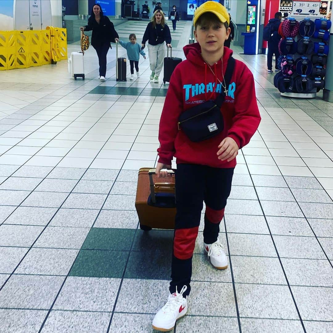 ジャクソン・ビーバーのインスタグラム：「Wheels up 🛫 #vacayvibes」