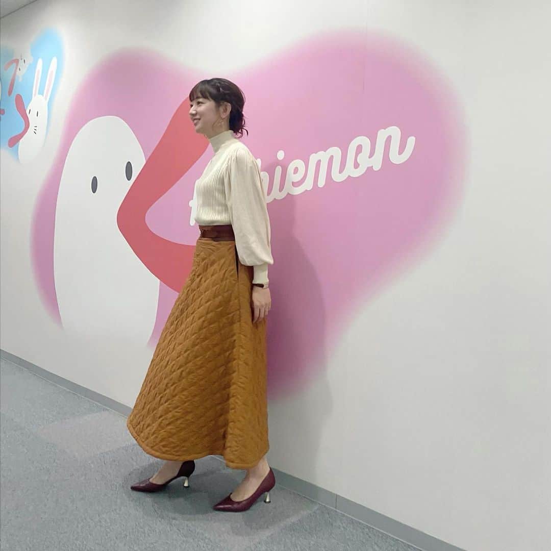のインスタグラム：「. 明日1月20日（金）19:00〜 関西テレビ「ちまたのジョーシキちゃん」に出演します✨ とっても可愛いスタジオセットに 女性ウケするような内容のVTRですが、 実は収録現場はめちゃくちゃ男子校ノリです🤣👏笑 今回もゲラゲラ笑っていたら あっという間に収録が終わりました😇 関西の皆さま！ぜひご覧ください〜😍 （TVerでも見られます！）  衣装はこちら。  ニット、ピアス　 @toff_minoh  スカート　 @selectshop.dosdiosas  スタイリスト　 chie oshitani  @stylist_franc」