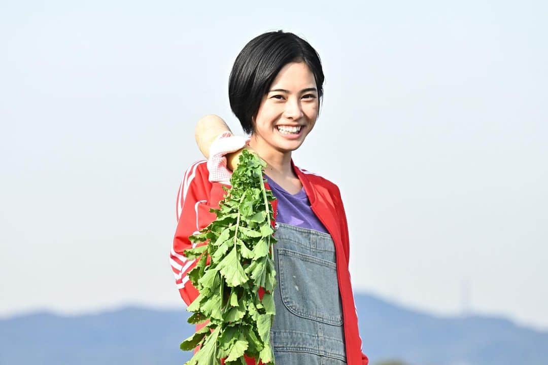 のインスタグラム：「TBS “ #100万回言えばよかった ” 尾崎莉桜(高校生) 役を演じさせて頂きます。  全話の中で過去のシーンに少しずつ登場しています。  既に1話は放送されていますが⠀ 毎週金曜日是非ご覧ください」