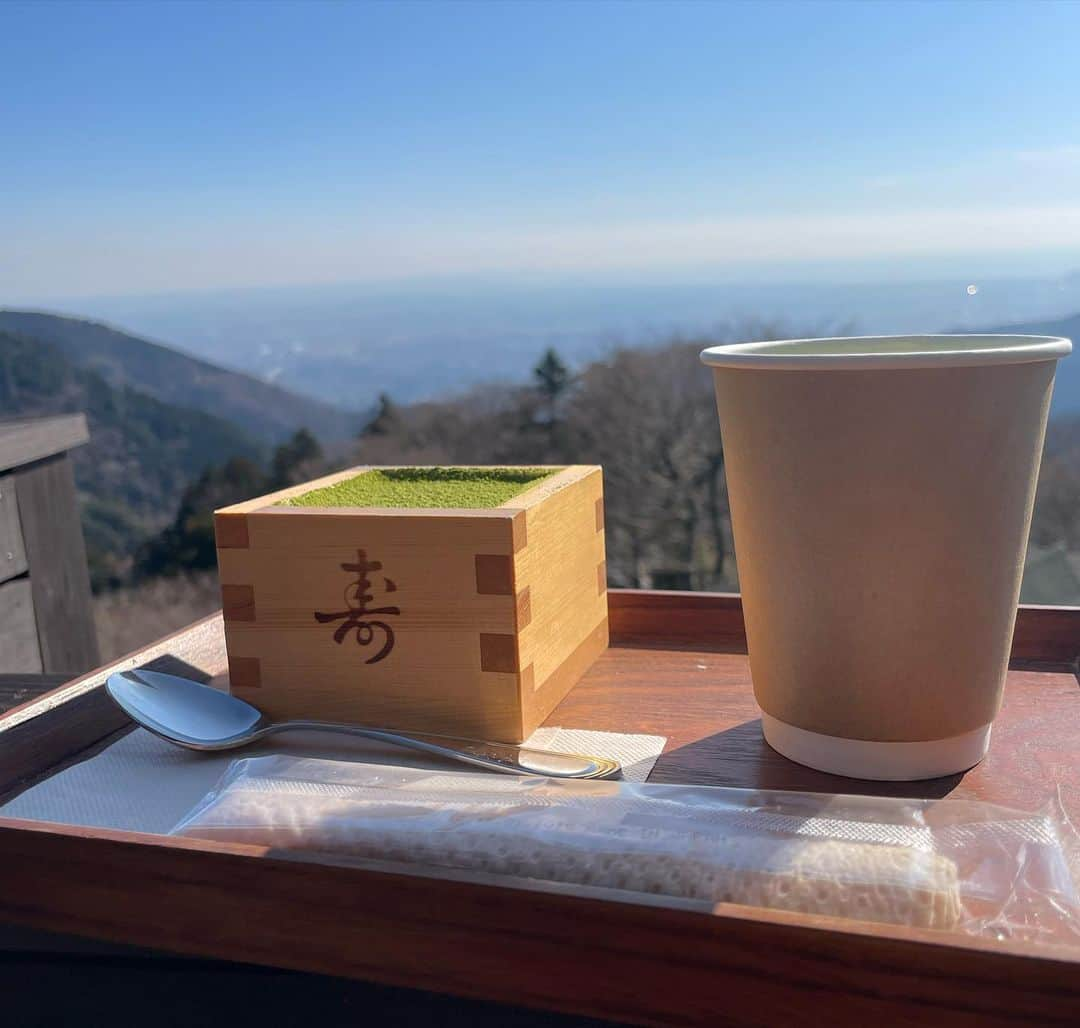 角田奈緒子のインスタグラム：「🍵 ＮスタSUNトピの取材で伺った 大山阿夫利神社の抹茶ティラミス🍵  景色が最高✨ 抹茶ティラミスはもちろん 空気も美味しかったです❣️  #日曜nスタ #sunトピ  #大山阿夫利神社 #抹茶ティラミス」