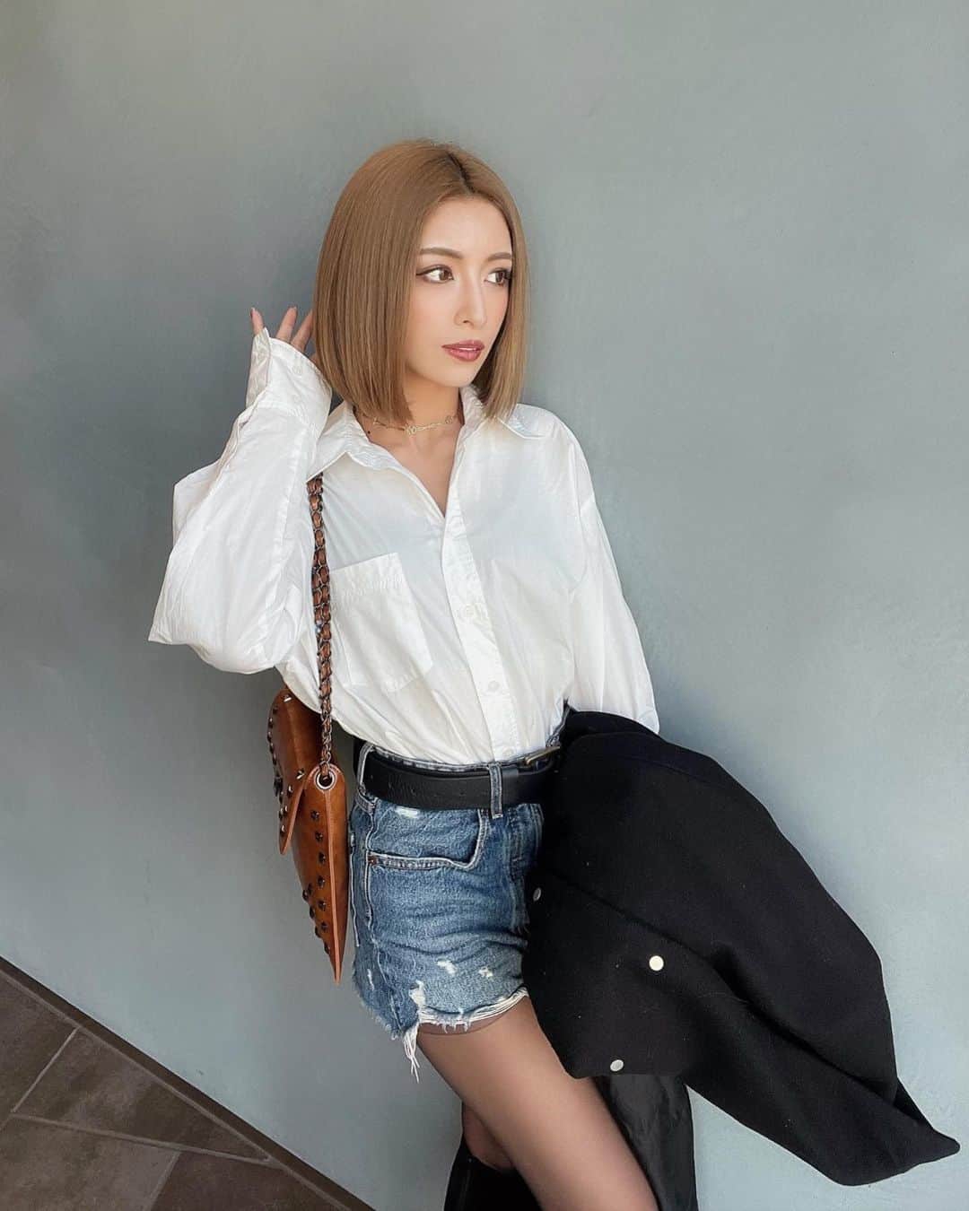 MIWAのインスタグラム：「#ootd 🤎🏹ㅤㅤㅤㅤㅤㅤㅤㅤㅤㅤㅤㅤㅤ ㅤㅤㅤㅤㅤㅤㅤㅤㅤㅤㅤㅤㅤ ㅤㅤㅤㅤㅤㅤㅤㅤㅤㅤㅤㅤㅤ  ㅤㅤㅤㅤㅤㅤㅤㅤㅤㅤㅤㅤ病み上がりで投稿できてなかったけど 昨日写真撮ってもらったの♪🥸 みんなも体調気をつけてね🫶🏼🌿 ㅤㅤㅤㅤㅤㅤㅤㅤㅤㅤㅤㅤㅤ ㅤㅤㅤㅤㅤㅤㅤㅤㅤㅤㅤㅤㅤㅤㅤㅤㅤㅤㅤㅤㅤㅤㅤㅤㅤㅤ 白topsとデニムの組み合わせって なんでこんなに可愛いん🙂🫶🏼笑 ㅤㅤㅤㅤㅤㅤㅤㅤㅤㅤㅤㅤㅤ  #シャツコーデ#シンプルコーデ」