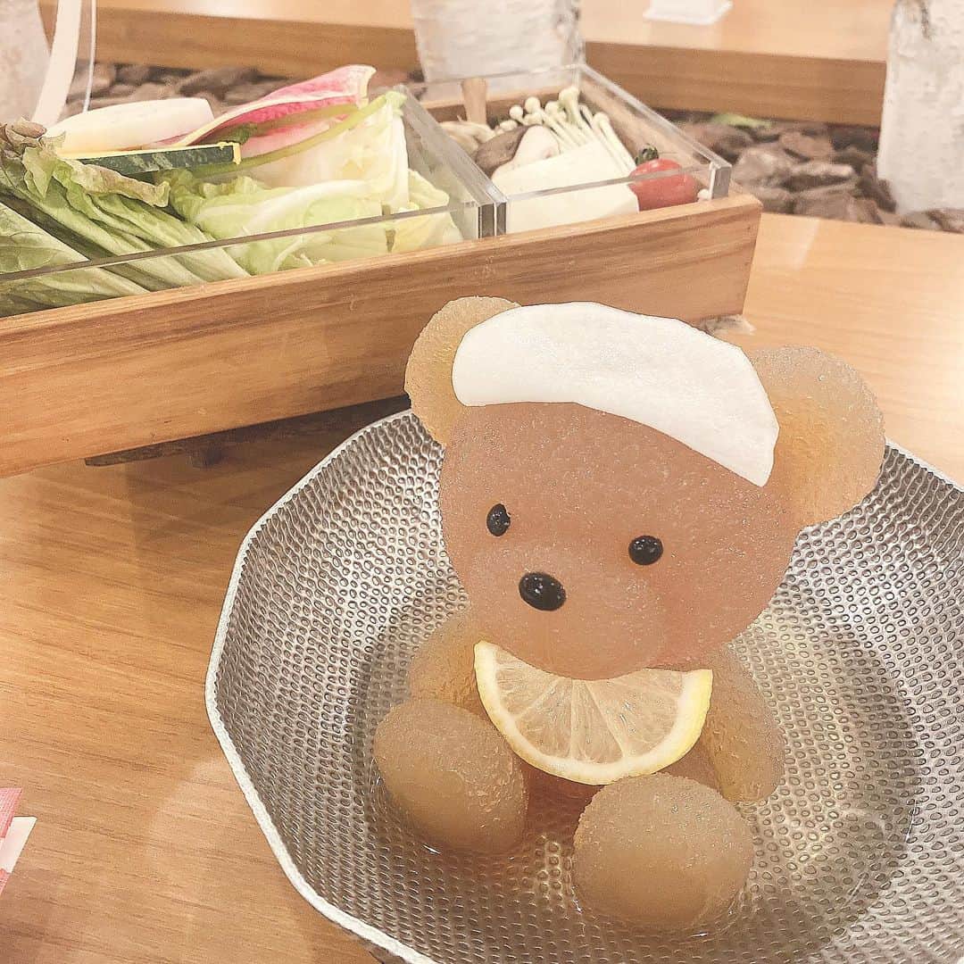 泉あいりのインスタグラム：「⁡ ⁡ ⁡ この時期のお鍋は最高ですね🐻🍴もぐもぐ ⁡ ⁡ わたしは 鶏コラーゲン的なやつにしたんだけど ⁡ くまちゃんが溶けたらスープがとぅるとぅるで 飲み干したいくらいおいしかった˘‬っ ̫ -⸝⸝˘‬ ⁡ くまちゃんが倒れるところが なんか見どころ的な感じだったから撮ってみた ⁡ ⁡ かわいいし、おいしいし最高すぎた~~✌︎ ‪✌︎ ⁡ ⁡ ⁡ ⁡ #くまちゃん温泉_渋谷 #北海道めんこい鍋 #渋谷グルメ #くまちゃん鍋 #北海道めんこい鍋くまちゃん温泉」
