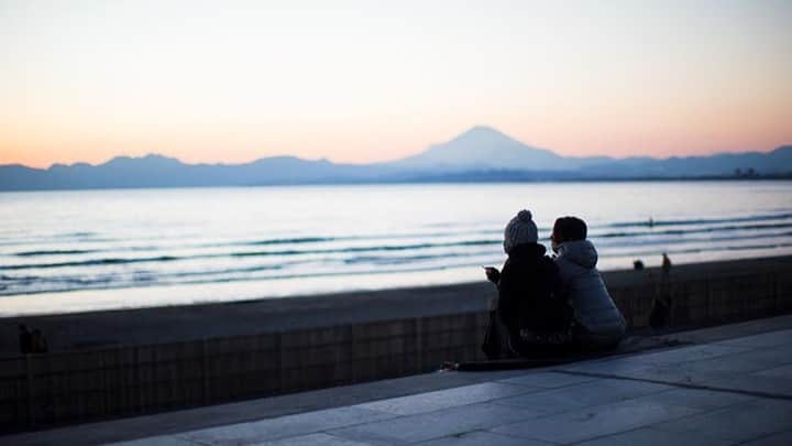 稲垣雅彦のインスタグラム：「凍てつく海岸だけど空気がきれい　  #湘南 #海 #富士山 #夕日」