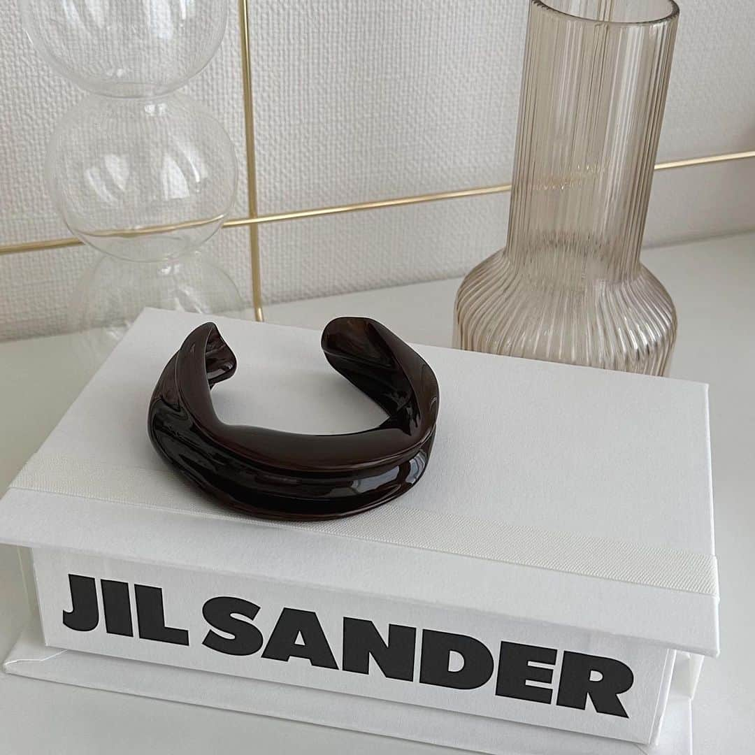 飯坂采子さんのインスタグラム写真 - (飯坂采子Instagram)「お気に入りのアクセサリー @jilsander 🧺⠀ 沖縄に行くときにつけようと思って購入してたんだけれど、持っていくの完全に忘れちゃって結局使えてません😂こっくりブラウンなカラーが可愛くて形も◎ちょっとごつめ気分なときもあるから新鮮なアクセサリーちょいすになりました！裏には、JIL SANDERってゴールドプレートがついててそこも気分上がるポイントです🥺♥️♥️⠀ ⠀ #jilsander#ジルサンダー#バングル#あや_日記」1月19日 22時11分 - ayamini316