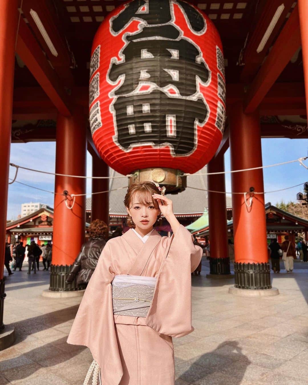 村崎英絵のインスタグラム：「🍡⛩👘 着物で浅草をおさんぽ🤍 神社でお祓いに行ってきた！ 楽しい一年になりますよーに！ ㅤㅤㅤㅤㅤ ㅤㅤㅤㅤㅤ #浅草神社 #浅草着物レンタル  #kimonostyle」