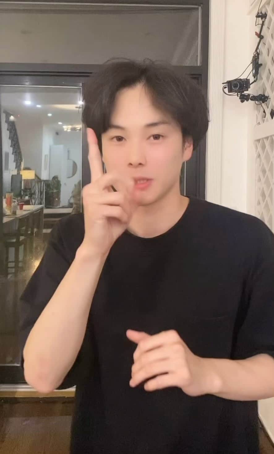 柾木玲弥のインスタグラム：「#ドラ恋 メンバーと空き時間で撮った罰ゲーム#tiktok   カメラの向こう側でダンスを教えてくれてるひろとがかわいいです。後ろのガラスに映ってます。  なんかもう1人、罰ゲームでTikTok撮った人がいたような…  そんなドラ恋は今週の日曜日がついに最終回。の一個前。  お楽しみに。  @dorakoi_abema_official  #abema」
