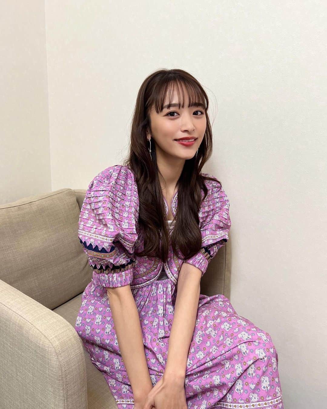近藤千尋のインスタグラム：「スロイジの衣装はおピンク🌷 アキナさんの火曜日お邪魔しました📺🥰 新幹線の往復の時間が大好き😊笑 子供とわたしのスケジュール🗓考えたり インスタ見たり買い物したり。。笑✨ また来月も楽しみだぁぁ🥹  あれ！！！今週ももう明日金曜日だ！！ そして1月が終わろうとしている❗️ 毎日があっという間に過ぎるけど 明日も笑って過ごそうね😍💕  今日は珍しくお酒を飲むロケで 本当に幸せだった。。笑🥺🏃 また告知します💓  そーしーて 明日はラヴィット🥰 生放送、ぜひミテネ🐰  #近藤千尋衣装  @seanewyork」