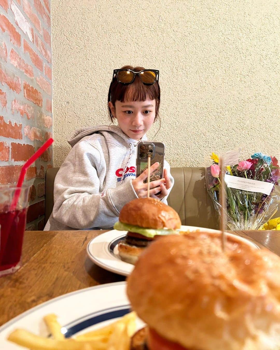 三戸なつめのインスタグラム：「久々のハンバガー🍔❤️ こんな時間にめんご❤️ #mito_natsume」