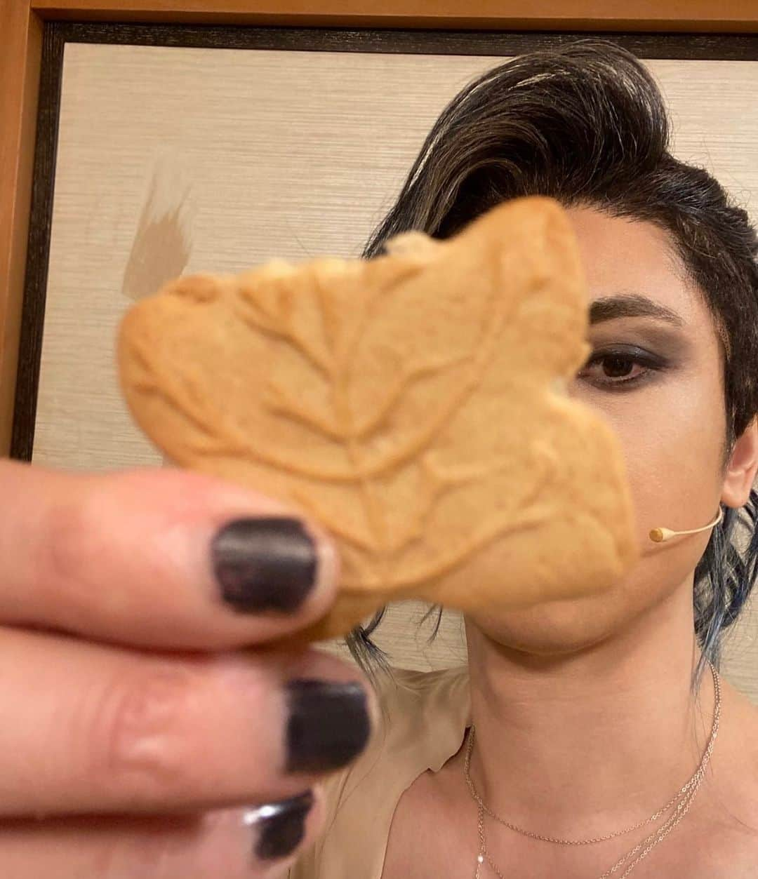 古川雄大さんのインスタグラム写真 - (古川雄大Instagram)「章平にもらったこの外国のお菓子。 美味しすぎて、引いてます。  幕間に軽い気持ちで食べたら止まらなくなった。 だから2幕はちょっと太ったトートでした。 今日もお疲れ様。  #エリザベート」1月19日 22時31分 - yuta_furukawa_official