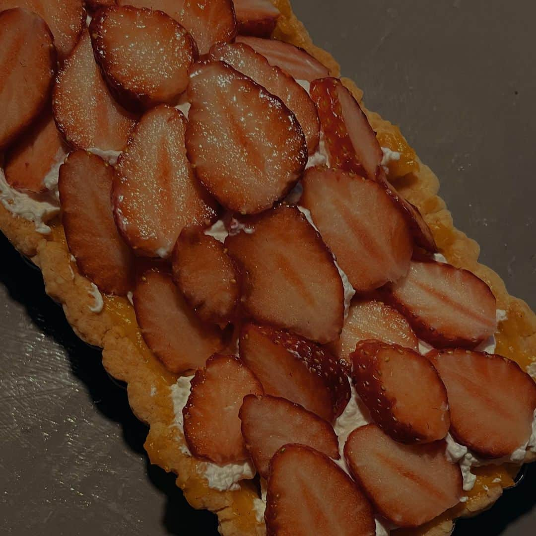 横地尚子のインスタグラム：「🍓🍓creamy strawberry tart🍓🍓  限界苺タルト🍓🍓🍓🥧🥧☺️ とりあえず埋め尽くした感w  空気のようになくなっていきました。  …何かあったような気がしたんだけど…書きたかった内容忘れてしまった🧏‍♀️」