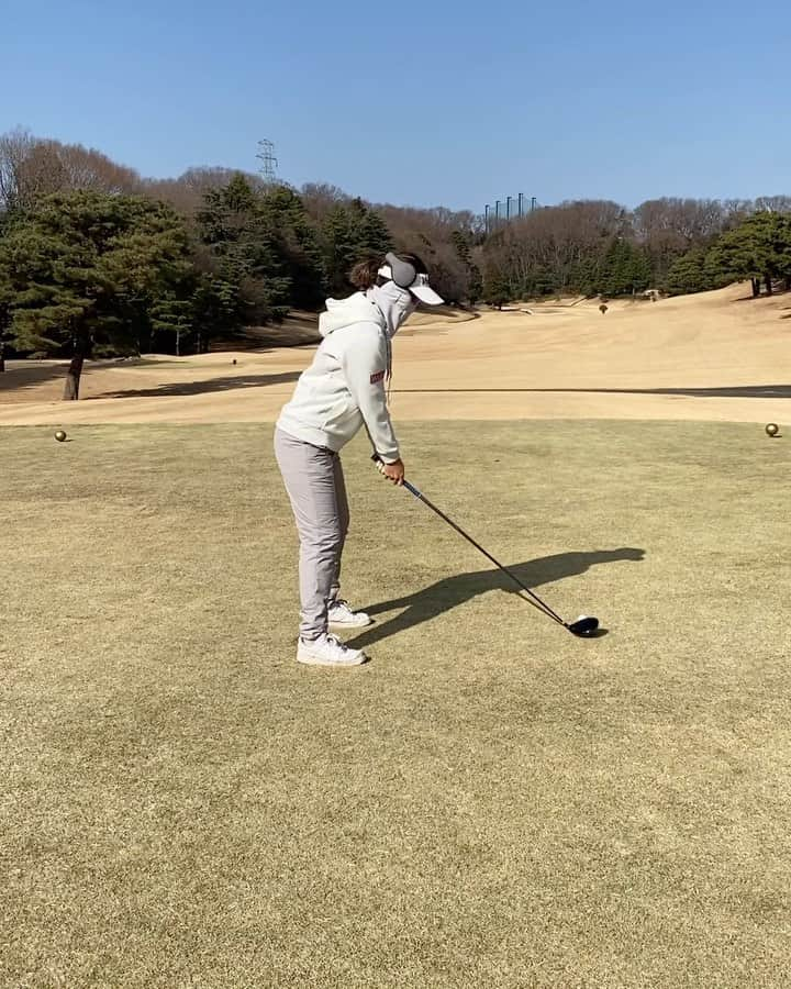 高島早百合のインスタグラム：「． ようやく初打ち！ 初めての多摩カントリークラブ☀️ ． スイング撮ってもらったらアドレスがダメで 修正したバージョンの動画です🙆‍♀️ ． あけおめバーディー発進だったけど スコアは……🙅‍♀️ 振れてなさすぎ。トレーニング頑張らねば！ ． #ゴルフ #ラウンド #多摩カントリークラブ #ゴルフスイング #アドレス大事 #FIDRA #フィドラ #エミリッドバハマ #スイング動画 #スパイク忘れた」