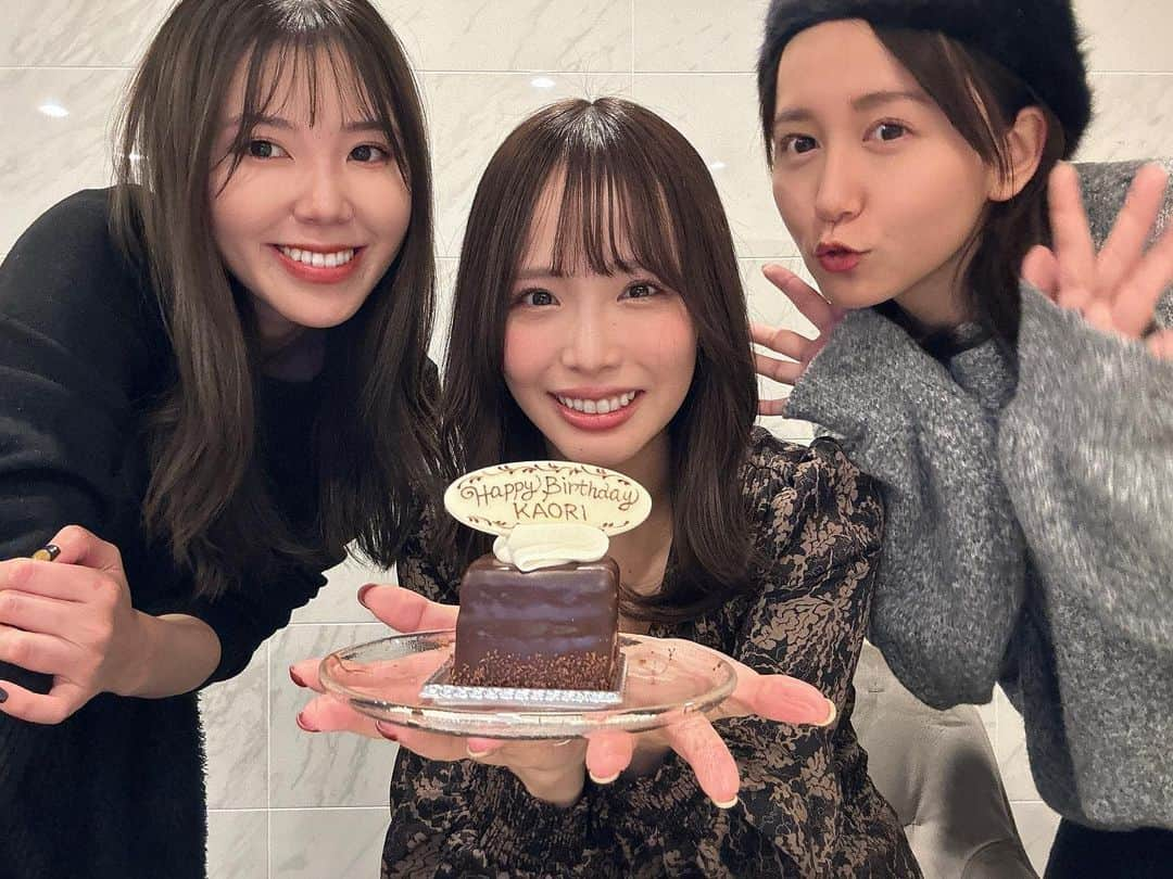 松村香織のインスタグラム：「🍫  お祝いしてくれた♡  いちごのタルト🍓投稿を みてくれて チョコケーキにしてくれたんだって♡  やさしいふたり  うんちゃんからは お洒落なナイキのもふもふを🤍  今度こそクロックスから卒業する←  イッヌたちにも会えて幸せ🤍  ラテがだめなことしたから 駄目だよ😠っていったら あからさまに 不機嫌な表情🤣  拗ねられた🤣  人間みたいで 分かりやすくてそういうところも だいすき🤍  この日は話が止まらなくて ずっと話してた🫶🏻  一緒に過ごしてくれて ありがとう。」