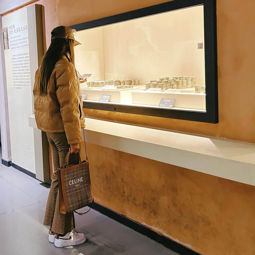 バオ・ユーチンさんのインスタグラム写真 - (バオ・ユーチンInstagram)「#ootd #museum 杭州博物馆，看我们杭州的宋韵文化！宋朝是最爱的，没有之一，因为都城是杭州」1月19日 23時17分 - bao_yuqing