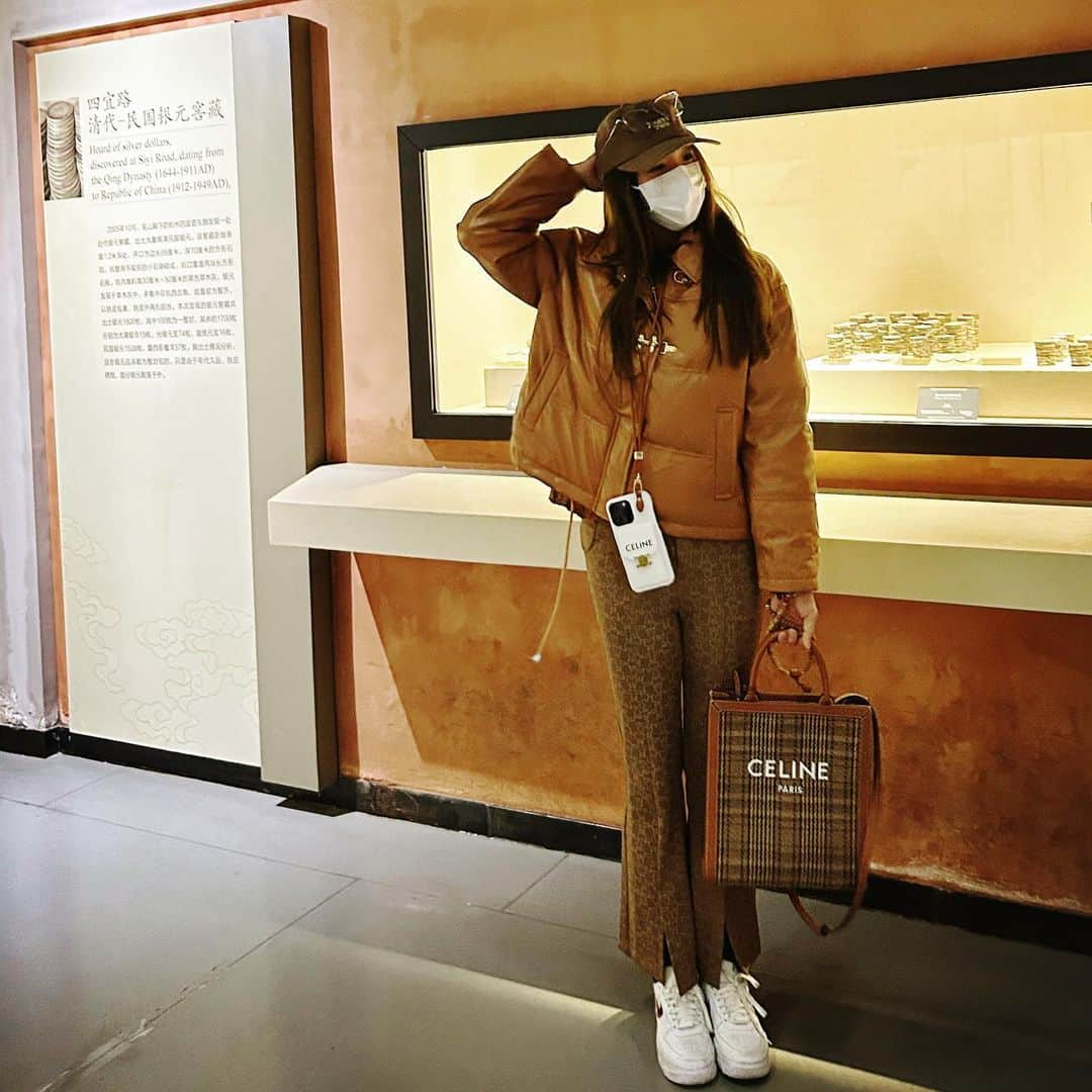 バオ・ユーチンのインスタグラム：「#ootd #museum 杭州博物馆，看我们杭州的宋韵文化！宋朝是最爱的，没有之一，因为都城是杭州」