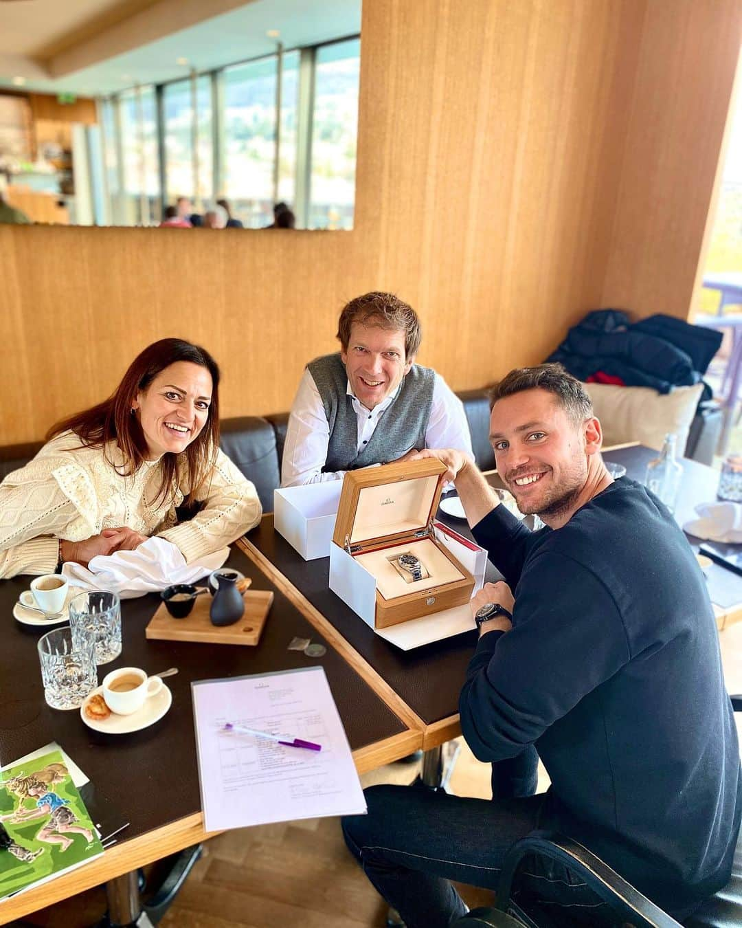 Bastian Bakerさんのインスタグラム写真 - (Bastian BakerInstagram)「Casual lunch with @omega #omegamychoice !! It’s been many years now since I’ve been a brand ambassador for this awesome company. Not even do they have amazing watches, but I also love the people running it ❤️❤️ #snoopymoonwatch #watches」1月19日 23時19分 - bastianbaker