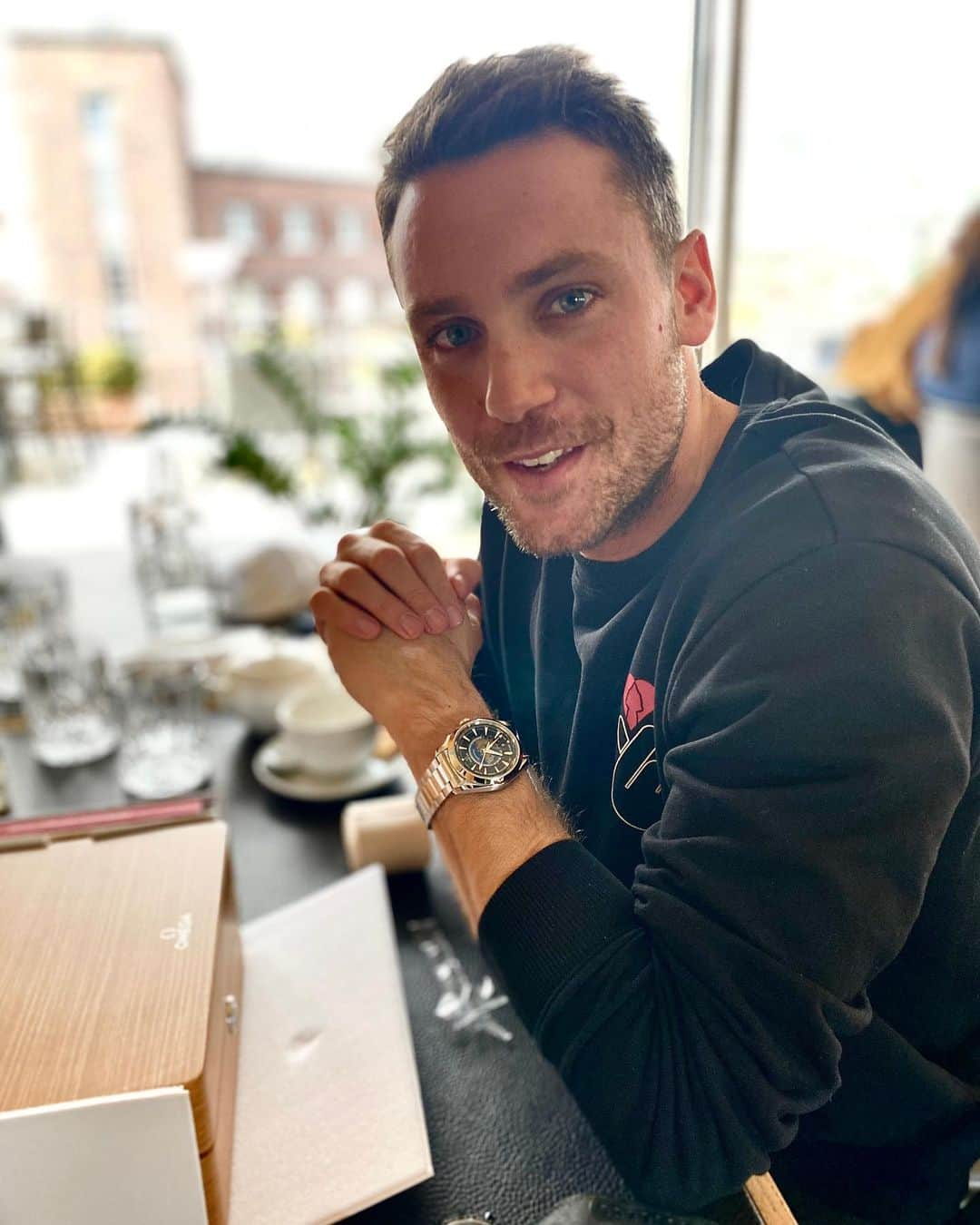 Bastian Bakerさんのインスタグラム写真 - (Bastian BakerInstagram)「Casual lunch with @omega #omegamychoice !! It’s been many years now since I’ve been a brand ambassador for this awesome company. Not even do they have amazing watches, but I also love the people running it ❤️❤️ #snoopymoonwatch #watches」1月19日 23時19分 - bastianbaker