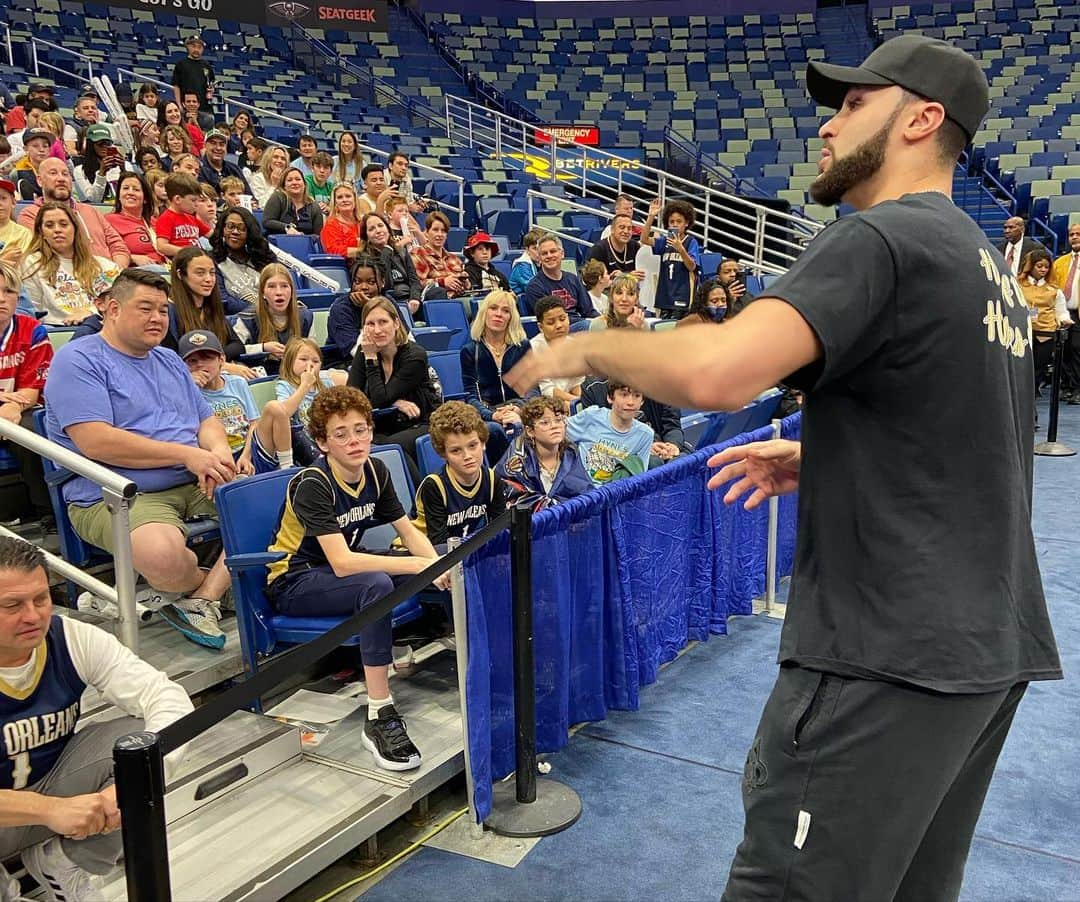 ラリー・ナンス・ジュニアさんのインスタグラム写真 - (ラリー・ナンス・ジュニアInstagram)「@pelicansnba forward Larry Nance met with and did some Q&A for students of @hynescharterschools he invited to the game as part of the Community Ticket Program! Hynes Charter was also the beneficiary for Larry’s Jersey Auction Program for last night’s game! #NBACares」1月20日 4時55分 - larrydn7