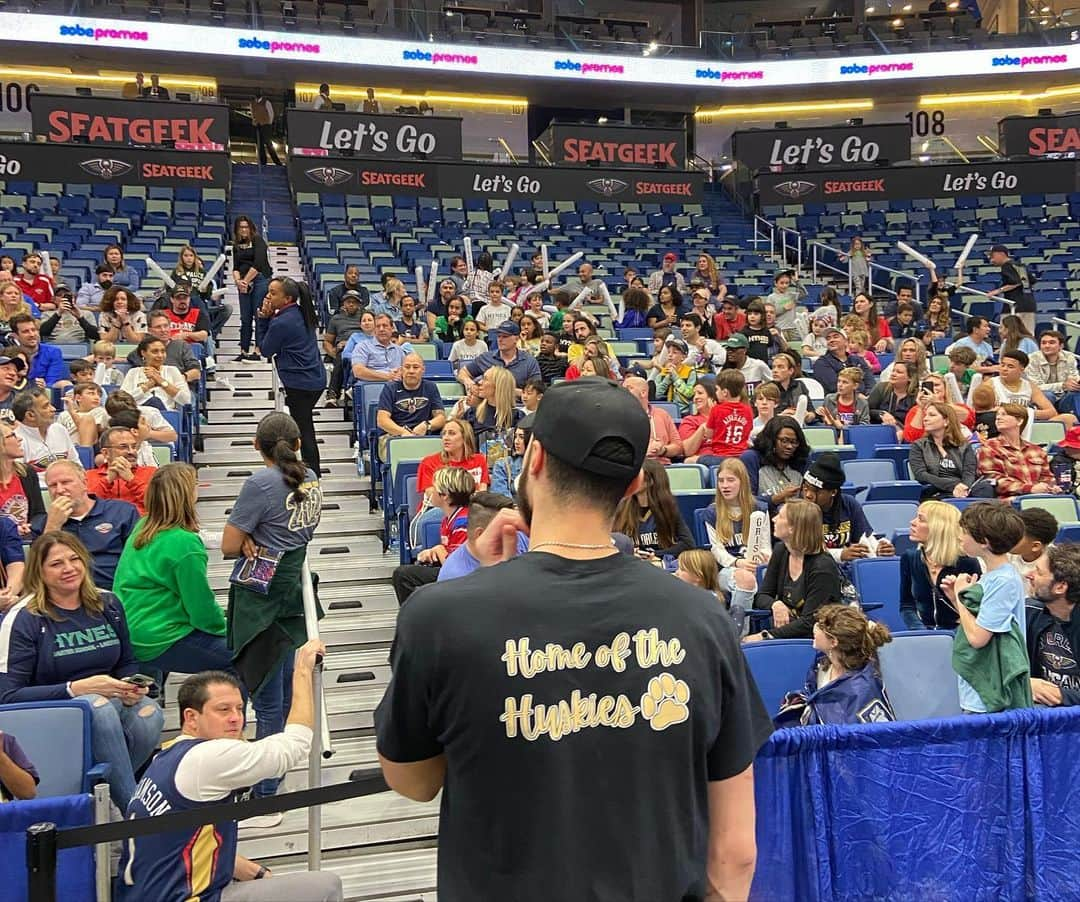 ラリー・ナンス・ジュニアさんのインスタグラム写真 - (ラリー・ナンス・ジュニアInstagram)「@pelicansnba forward Larry Nance met with and did some Q&A for students of @hynescharterschools he invited to the game as part of the Community Ticket Program! Hynes Charter was also the beneficiary for Larry’s Jersey Auction Program for last night’s game! #NBACares」1月20日 4時55分 - larrydn7