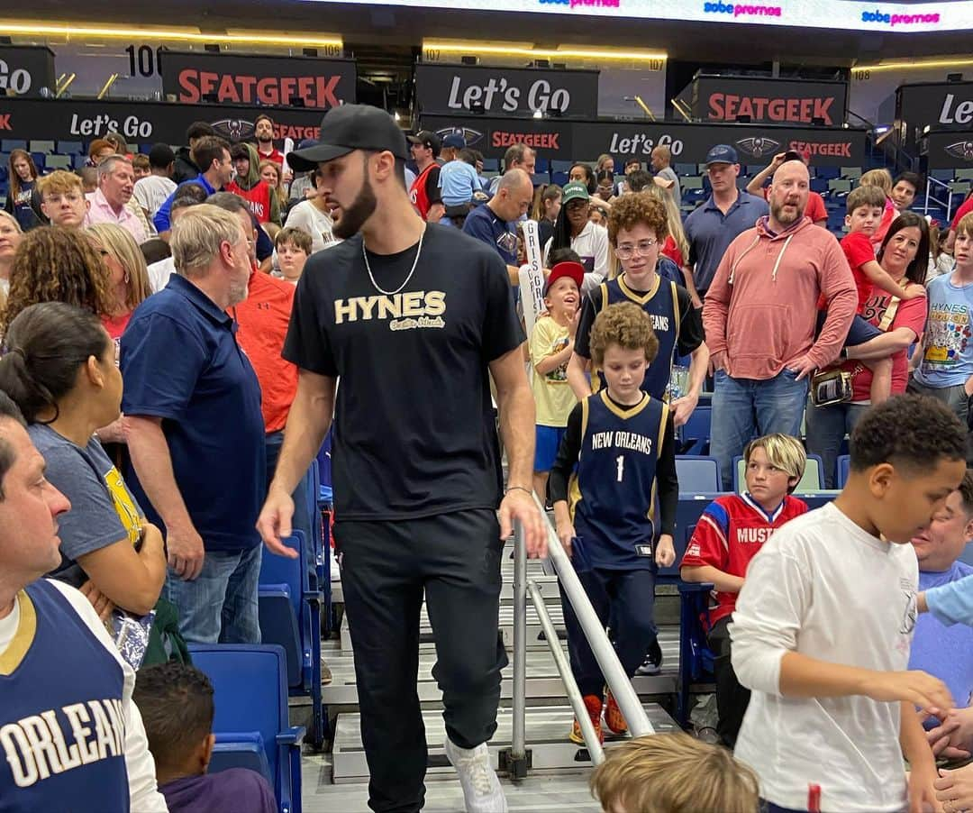 ラリー・ナンス・ジュニアさんのインスタグラム写真 - (ラリー・ナンス・ジュニアInstagram)「@pelicansnba forward Larry Nance met with and did some Q&A for students of @hynescharterschools he invited to the game as part of the Community Ticket Program! Hynes Charter was also the beneficiary for Larry’s Jersey Auction Program for last night’s game! #NBACares」1月20日 4時55分 - larrydn7