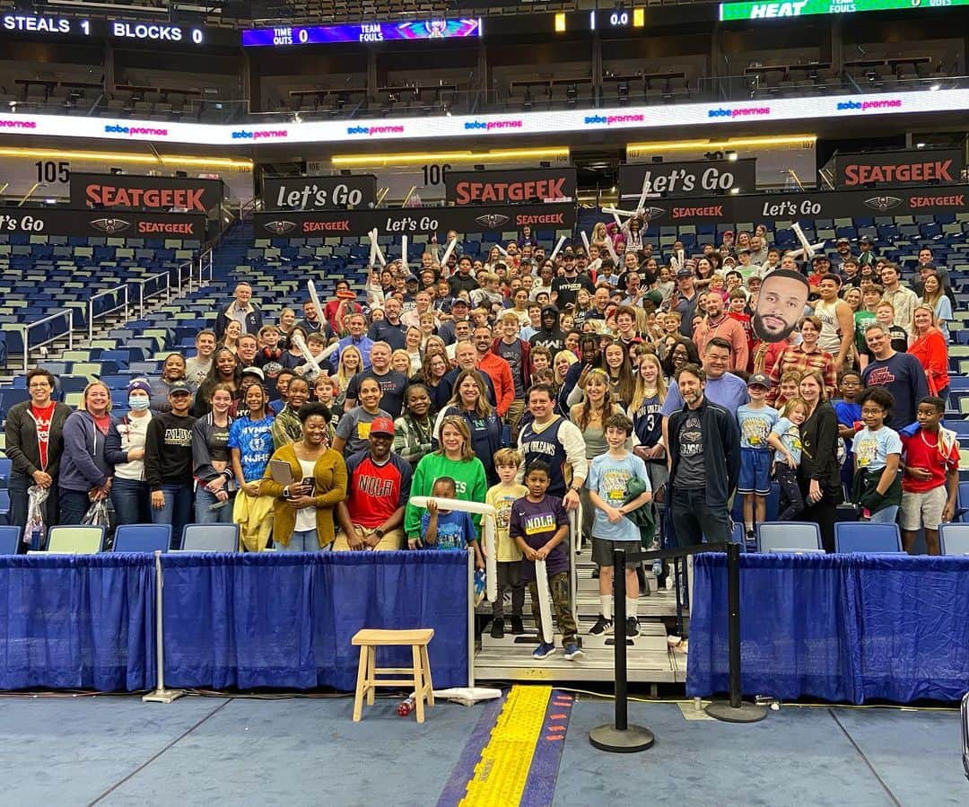 ラリー・ナンス・ジュニアさんのインスタグラム写真 - (ラリー・ナンス・ジュニアInstagram)「@pelicansnba forward Larry Nance met with and did some Q&A for students of @hynescharterschools he invited to the game as part of the Community Ticket Program! Hynes Charter was also the beneficiary for Larry’s Jersey Auction Program for last night’s game! #NBACares」1月20日 4時55分 - larrydn7