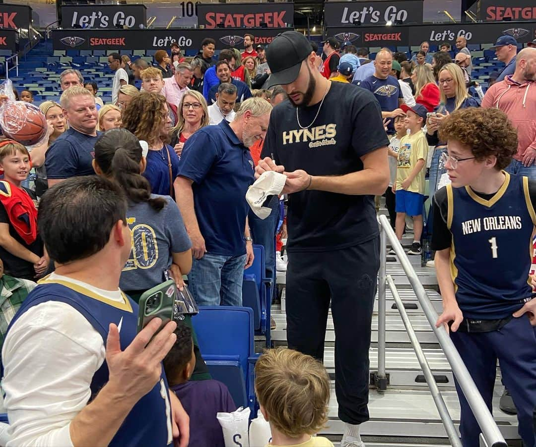 ラリー・ナンス・ジュニアさんのインスタグラム写真 - (ラリー・ナンス・ジュニアInstagram)「@pelicansnba forward Larry Nance met with and did some Q&A for students of @hynescharterschools he invited to the game as part of the Community Ticket Program! Hynes Charter was also the beneficiary for Larry’s Jersey Auction Program for last night’s game! #NBACares」1月20日 4時55分 - larrydn7