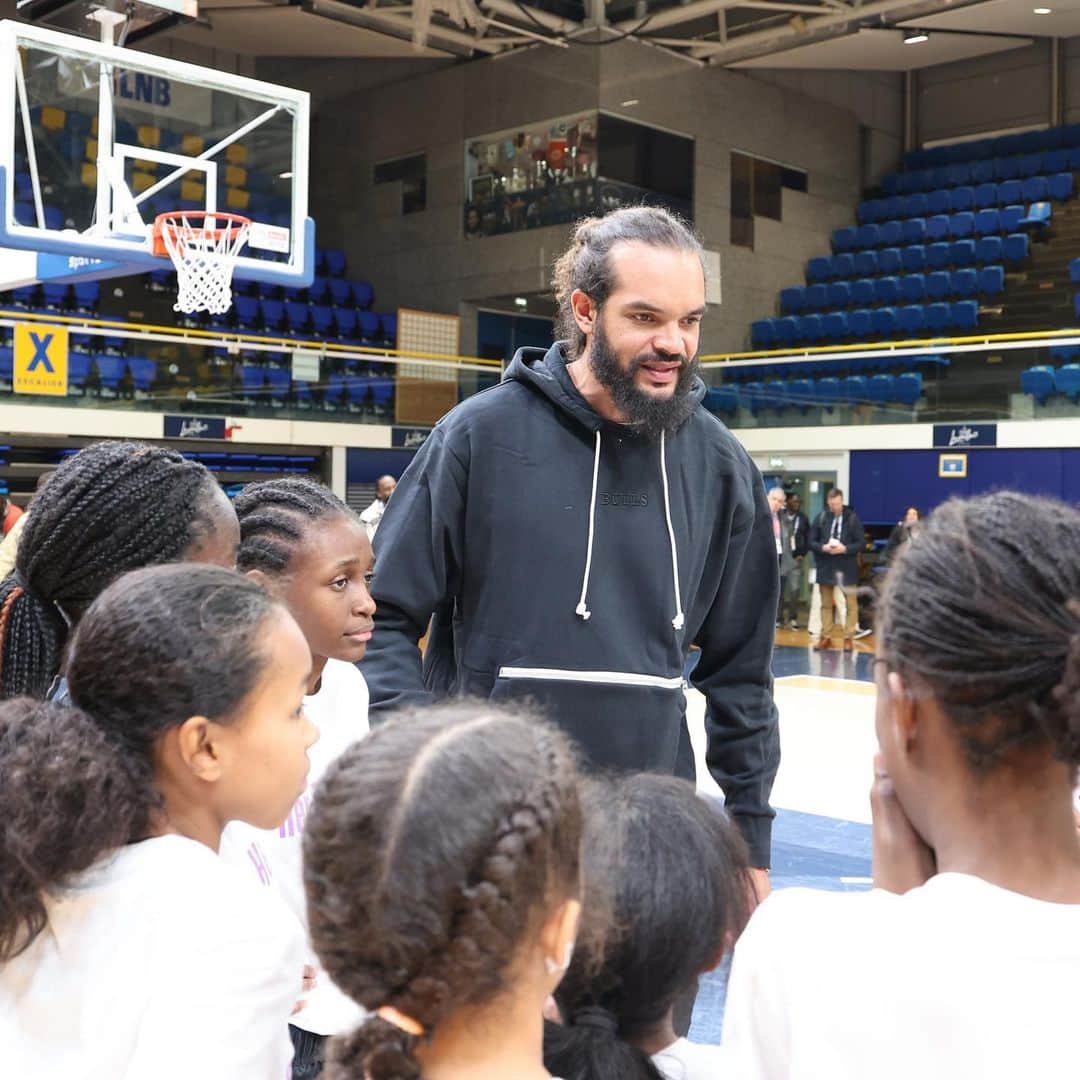のインスタグラム：「Full circle moment for me coming back to the place I started playing basketball, palais Des sports Marcel-carden in Levallois, to do a @nbacares clinic with the @chicagobulls and the @detroitpistons for the girls.   Always good to see the guys and some of my old teammates @fearthefro @bogie_10」