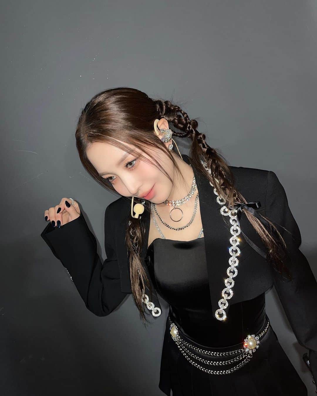 BoAのインスタグラム：「레전드아티스트상 감사합니다. 수상소감에 23년전에 대상을 같은 자리에서 받았다고 했는데 21년 전이더라고요. 저도 긴장해서.. 후훗 🤭 언제나 저는 한결같은 자리에서 우리 점핑이들을 맞이할게요! 사랑해요💛 #서가대 여러분 감사합니다🙇‍♀️」