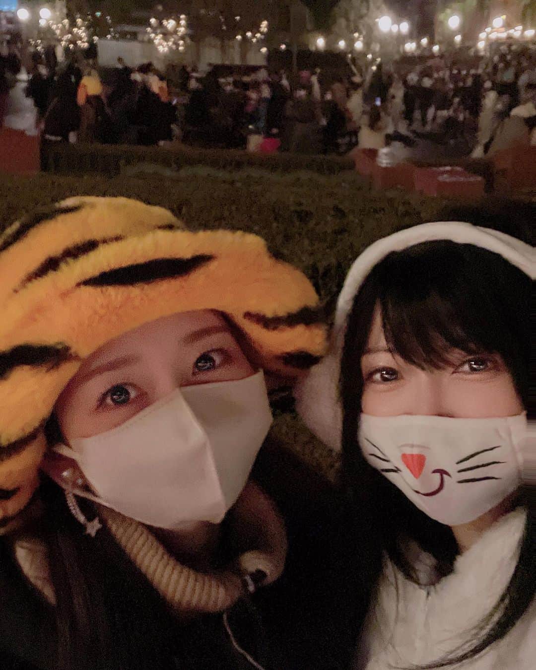 のインスタグラム：「夢乃あいかちゃんとディズニー行ってきたよん🏰💕 2枚目は自撮りにさりげなく入り込む夢乃w  #夜空奈歩#夢乃あいか #av女優#セクシー女優 #プライベート」