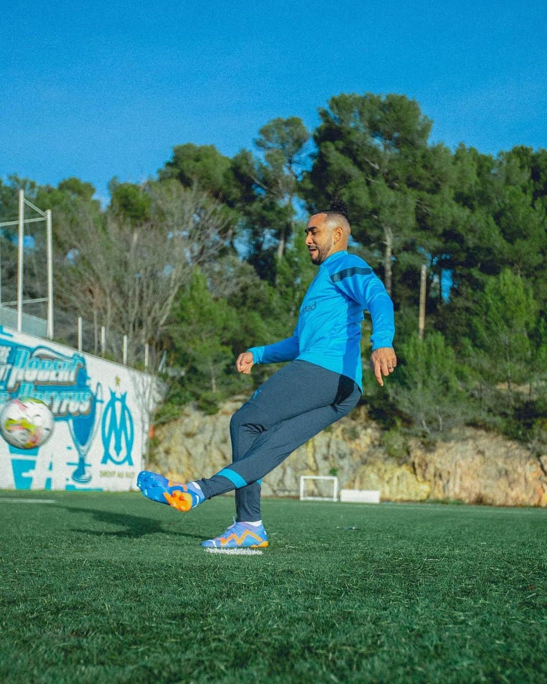 ディミトリ・ペイェのインスタグラム：「Les nouvelles FUTURE sous le ☀️ de Marseille 🫶🏼🔥 @pumafrance @pumafootball #ForeverFaster」