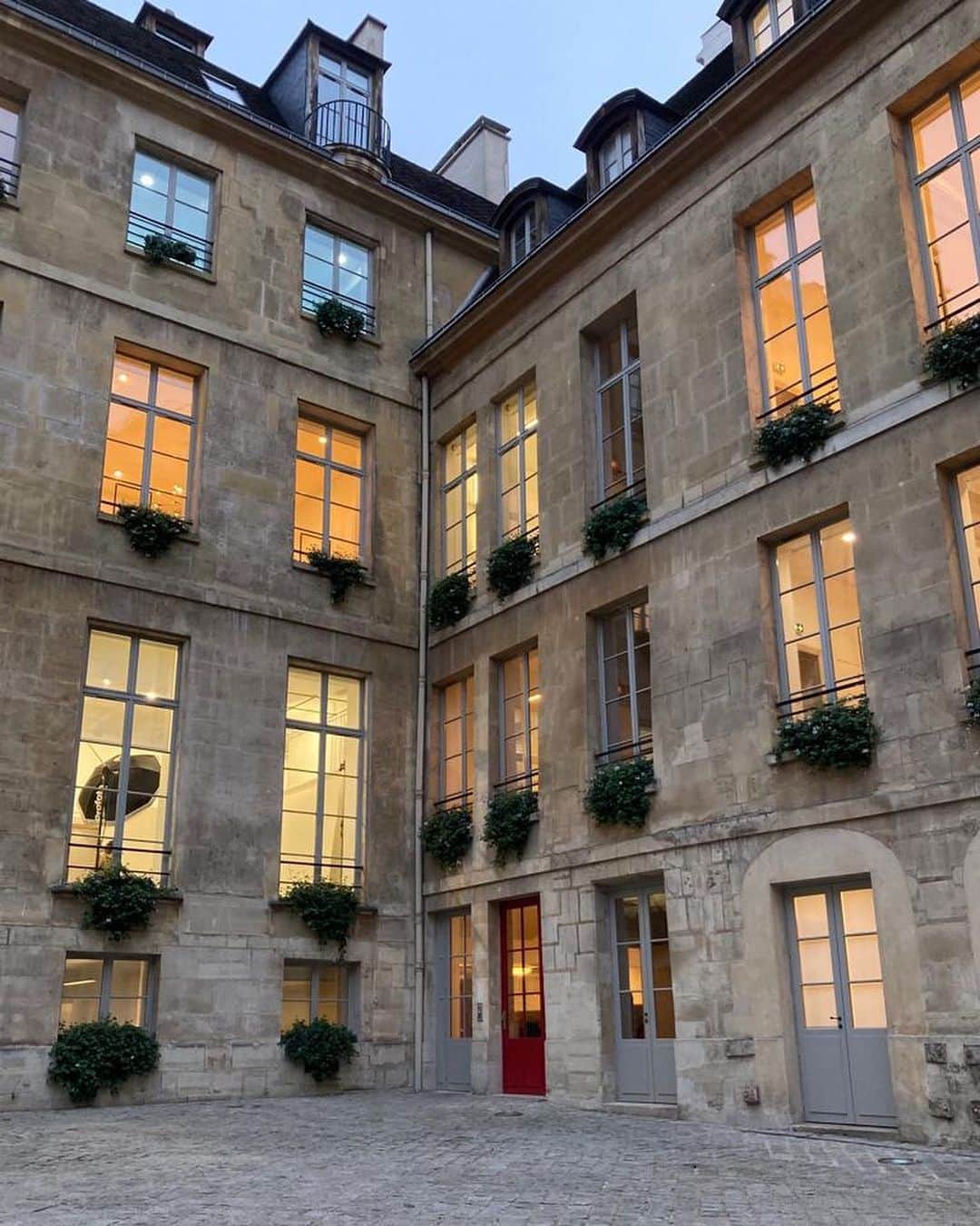Paul Smithのインスタグラム：「Bonjour from Paris! The countdown to the AW23 show is on. We're just putting the finishing touches on everything at my showroom, ready for the big day tomorrow at 11:30am (Paris time). Afterwards, you'll be able to see every look from the show over on my grown-up account @paulsmithdesign #TakenByPaul」