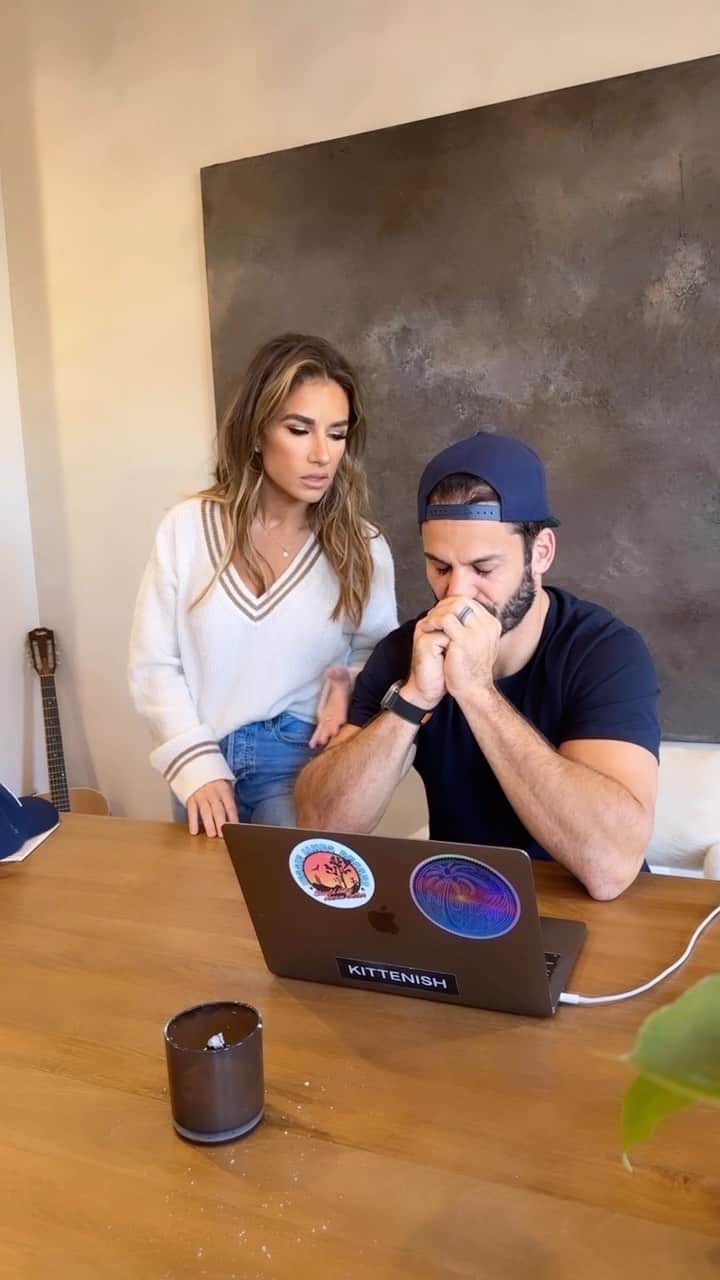 エリック・デッカーのインスタグラム：「Tell them no babe…😂🤣🤣😂」