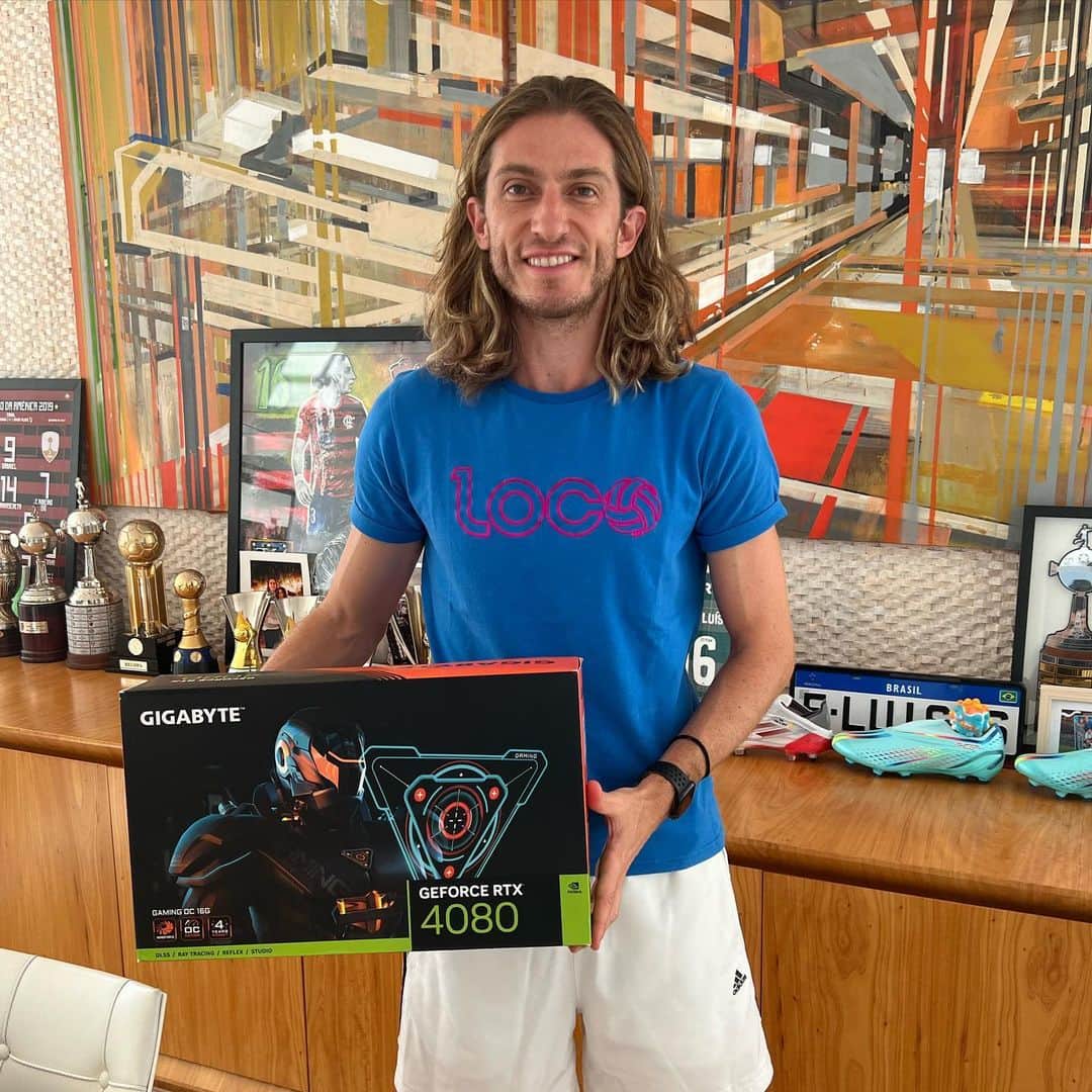 フィリペ・ルイスのインスタグラム：「Agora quero ver ter coragem de me encontrar no mapa com esse update monstro! Ah, e perfeita também para um belíssimo desempenho no curso de treinador de futebol. Muito obrigado @aorus_brasil #gigabyte」
