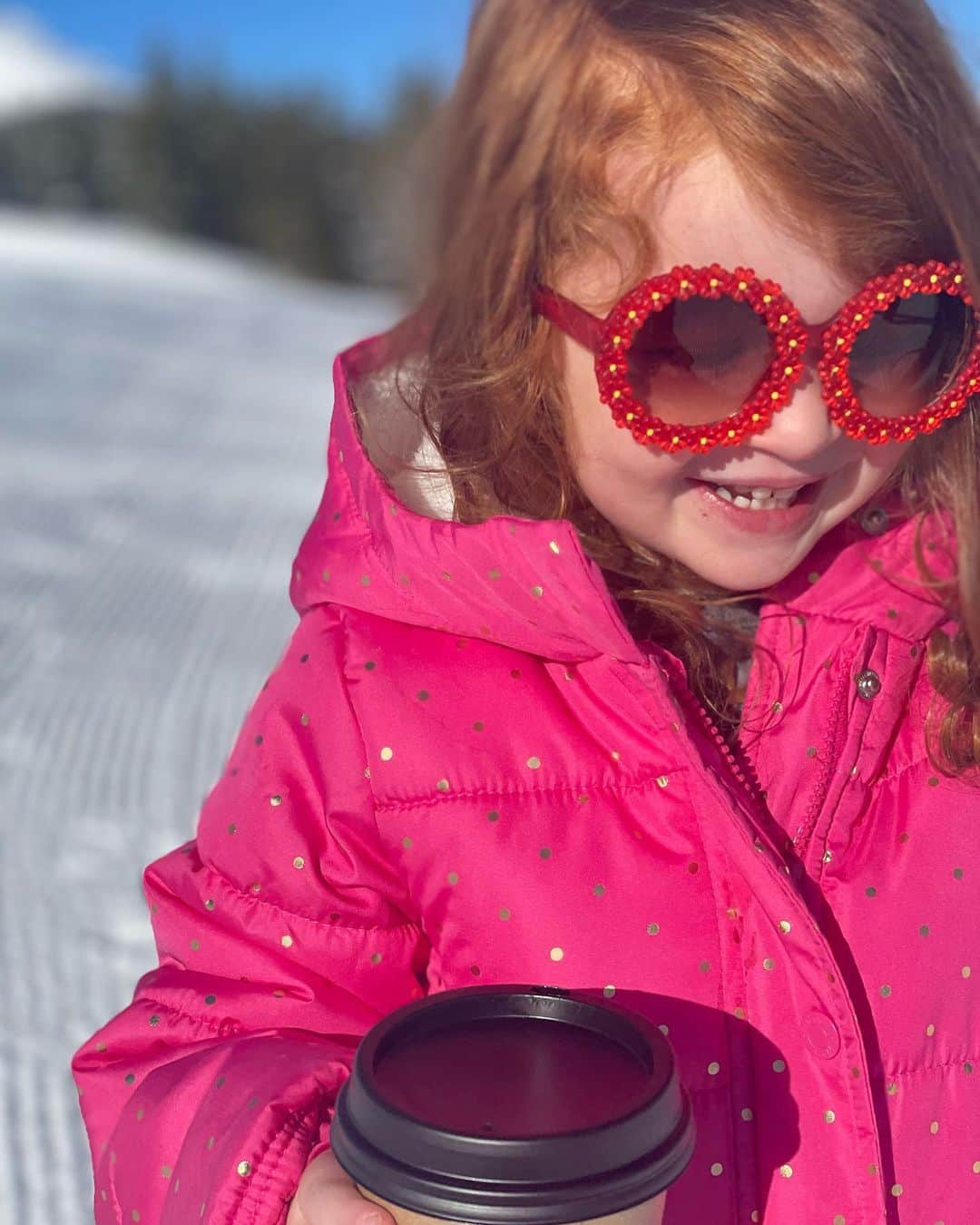 ロビン・タニーのインスタグラム：「Colette’s muted ski look.」