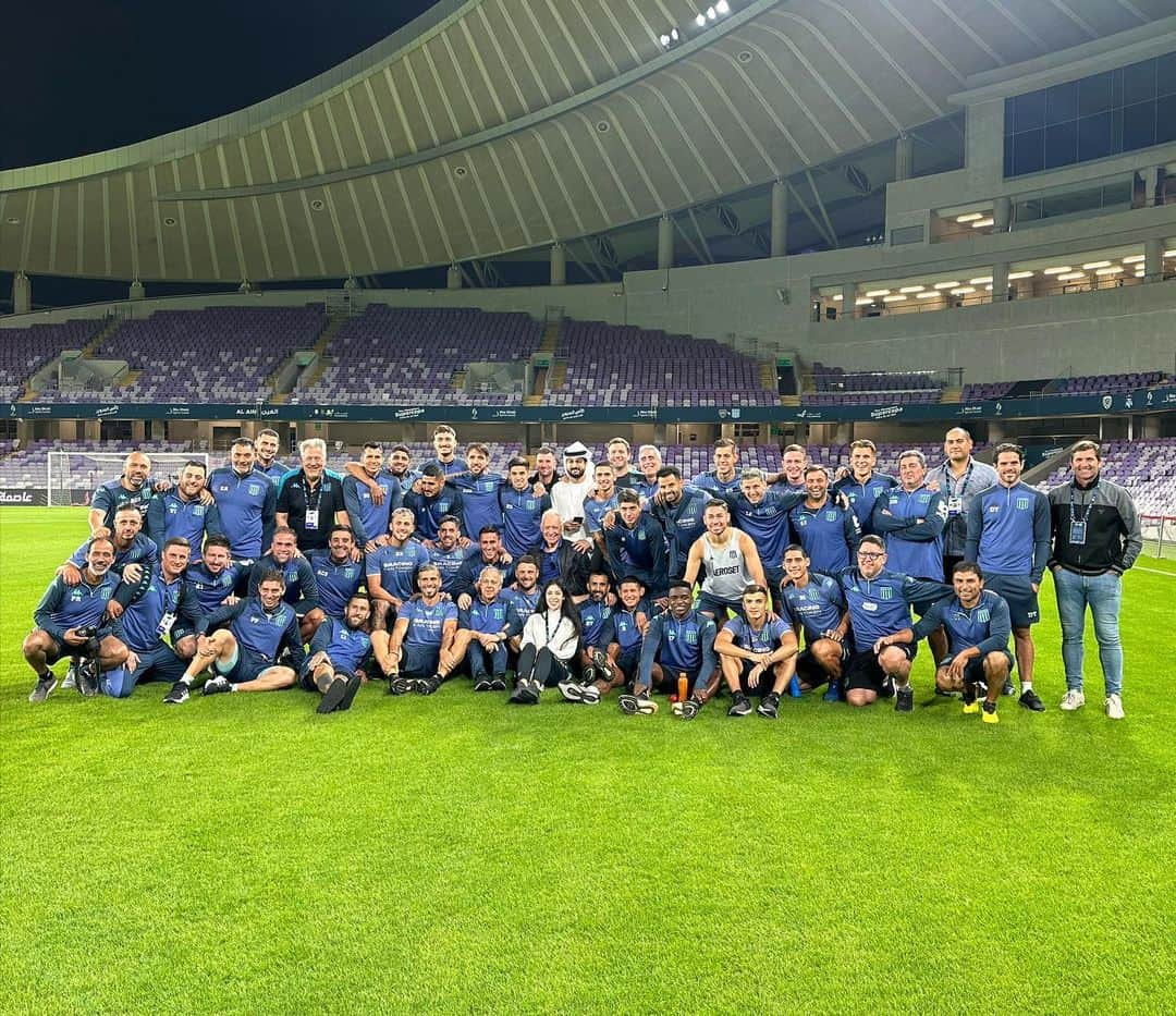 エミリアーノ・インスアのインスタグラム：「TODOS JUNTOS listos para mañana❕❕  Afortunado de poder jugar una nueva FINAL con esta camiseta @racingclub 💙  #SuperCopa #AbuDabi #TodosJuntos #Racing」