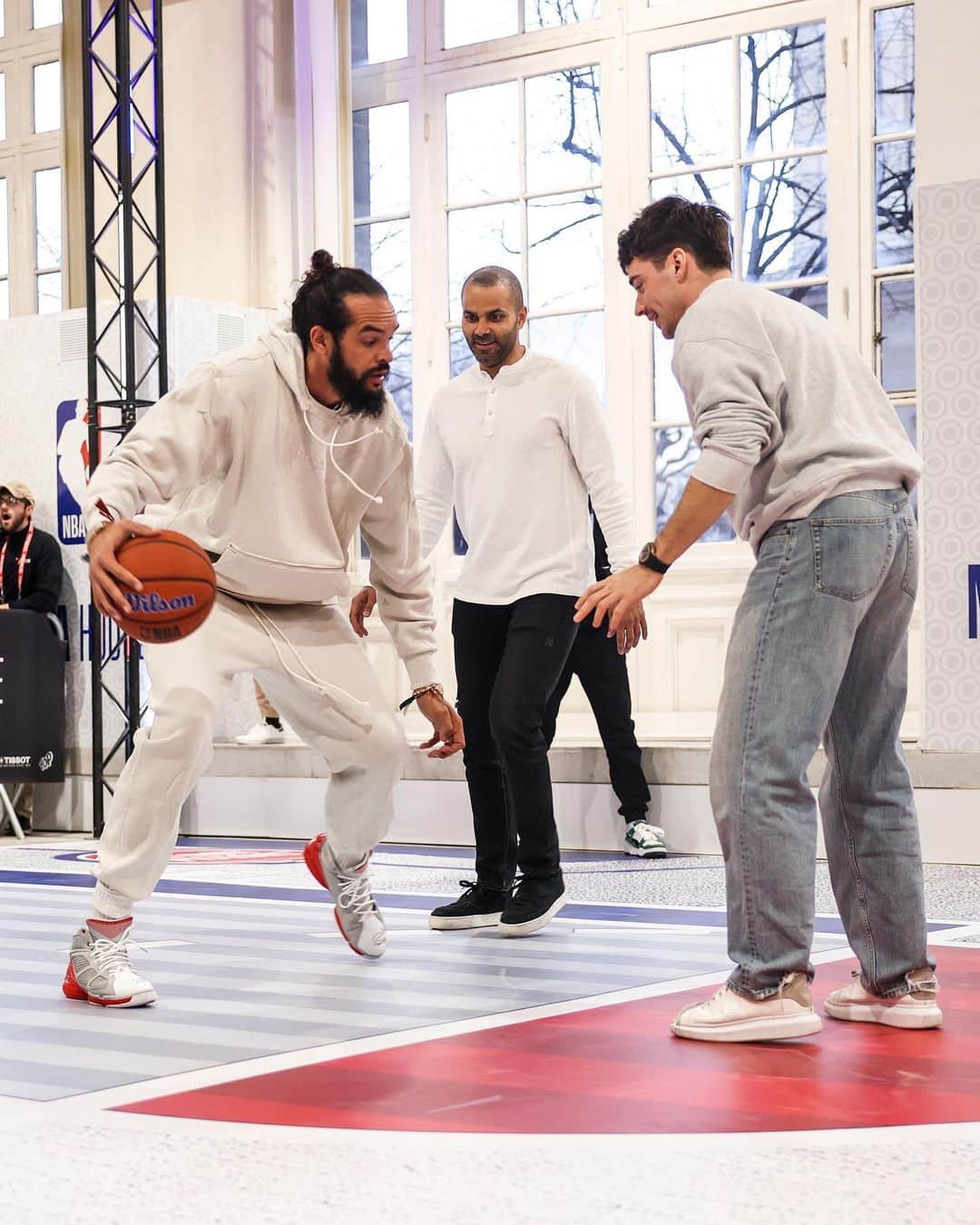ジョアキム・ノアのインスタグラム：「Had fun playing 2 on 2 with @_tonyparker09 @pierregasly and @charles_leclerc at the NBA House in Paris today.」