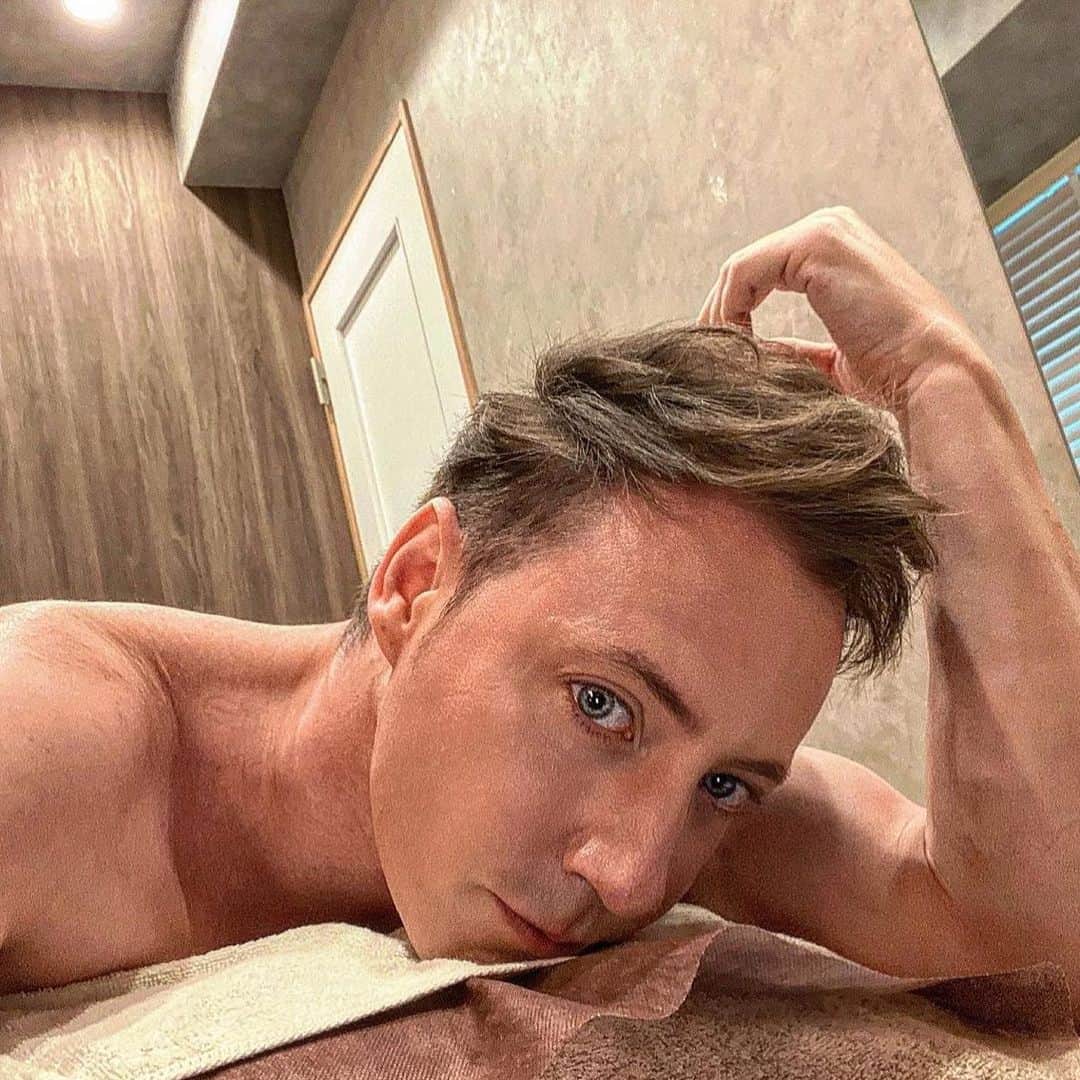 ジョナサン・シガーのインスタグラム：「いけね、脳ミソ入れ忘れた  昨日の『ジョナで一言写真館』でゆかりさんにつけてもらったキャプションで再投稿します！  #gojimu #ジョナで一言写真館」