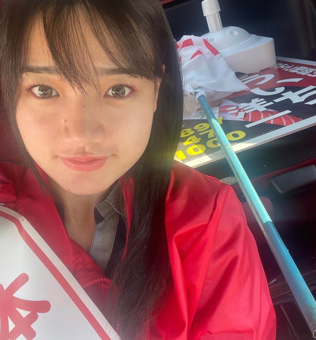 白石香さんのインスタグラム写真 - (白石香Instagram)「今日からしばらく県外に行くので、朝のあいさつは2月からまた自分が参加しますー😌  23日から通常国会も始まりますね！ ということで父親は東京と愛媛の往復の忙しい毎日がまた始まります。  父親は時間を無駄にしたく無い星人だから、朝一番の便で移動することが多いんだけど、西条から東京に行こうとすると、車で1時間以上かけて空港行かなきゃだから朝5時に出たりしてるんだよね。 羽田から国会も近くは無いし、シンプルに体力すごいよね... 全国の国会議員さんもそうだよね。 皆様本当すごいっす！！ 頑張ってください！！  #今治#今治市#西条#西条市#新居浜#新居浜市#四国中央#四国中央市#愛媛県#衆議院議員#国会議員#国会議員の娘#白石洋一#白石よういち」1月20日 12時59分 - shiraishikaori5541