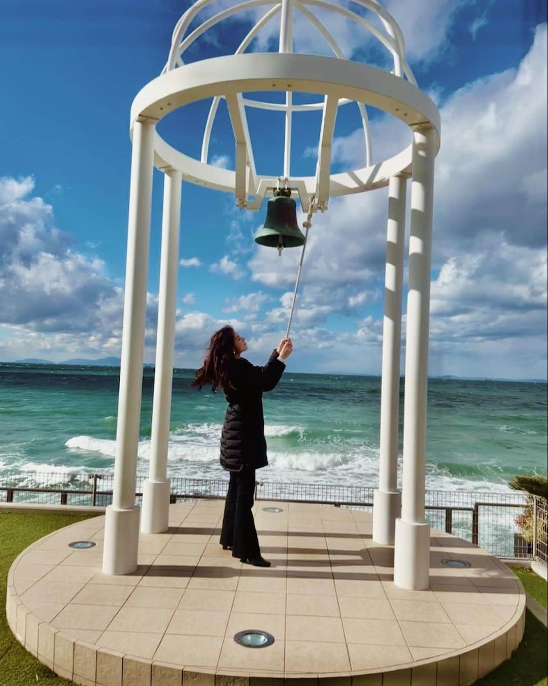 神崎裕女のインスタグラム：「この日めっちゃ寒かったけど 天気よすぎて最高だった🐬💙🌎💖🫧  #淡路島 #淡路 #淡路島カフェ #関西 #島 #パンケーキ #幸せのパンケーキ #幸せのパンケーキ淡路島 #地元 #晴天 #休日 #海 #おでかけ #時差スタグラム #冬 #タビジョ  #田舎 #兵庫 #ドライブ #景色 #カフェ #スイーツ #観光 #空 #ランチ #自然 #自然が好き」