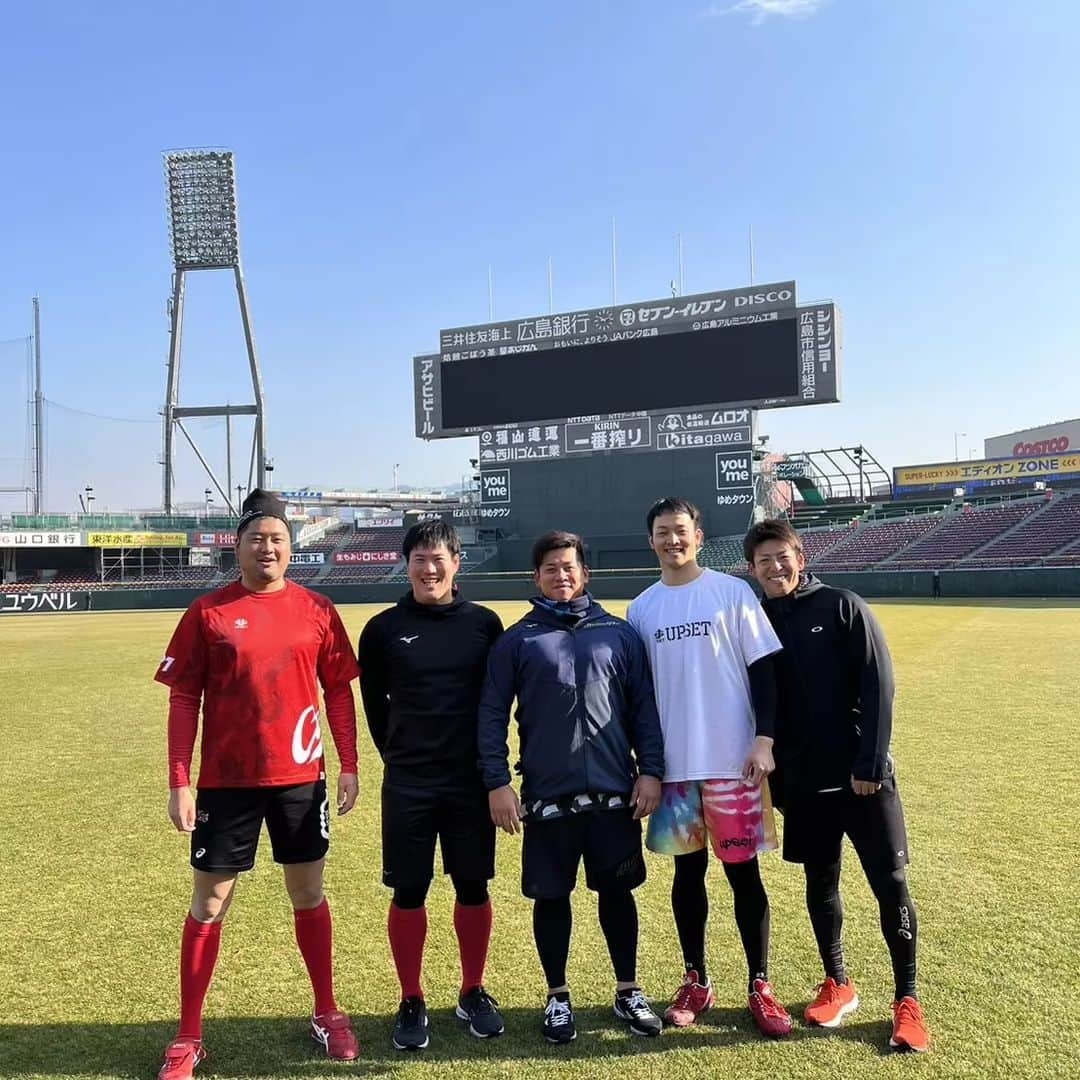 中崎翔太のインスタグラム：「同級生が１人増えました～👍 皆で頑張ろう❗  島内とほりえに野次られながら撮影。  #同級生 #磯村 #籔田 #野間 #戸根 #島内 #塹江」