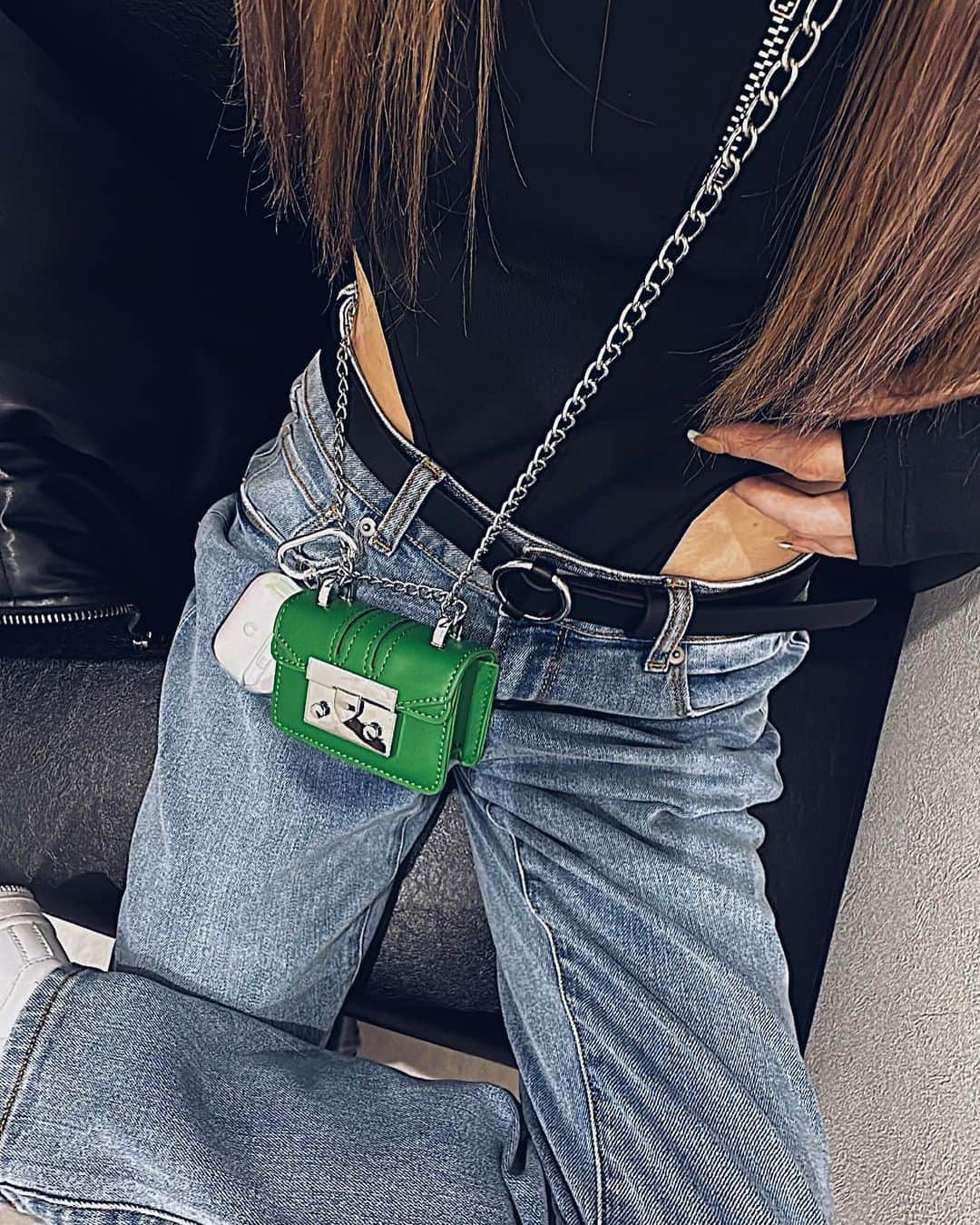 坂本美穂さんのインスタグラム写真 - (坂本美穂Instagram)「そのバックに何がはいんの？ ってくらい小さいのが最近は好き💚 実際カードとリップと目薬くらいしか 入れれないけど。笑 . #ootd #code #fashion #bag #mini #コーデ #ファッション #ミニバック #緑」1月20日 13時17分 - mipochi96
