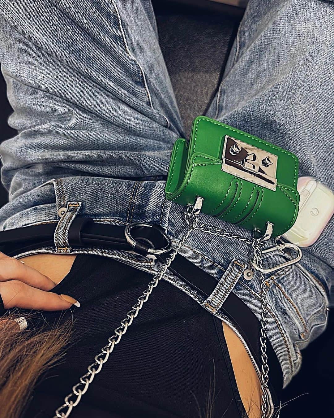 のインスタグラム：「そのバックに何がはいんの？ ってくらい小さいのが最近は好き💚 実際カードとリップと目薬くらいしか 入れれないけど。笑 . #ootd #code #fashion #bag #mini #コーデ #ファッション #ミニバック #緑」
