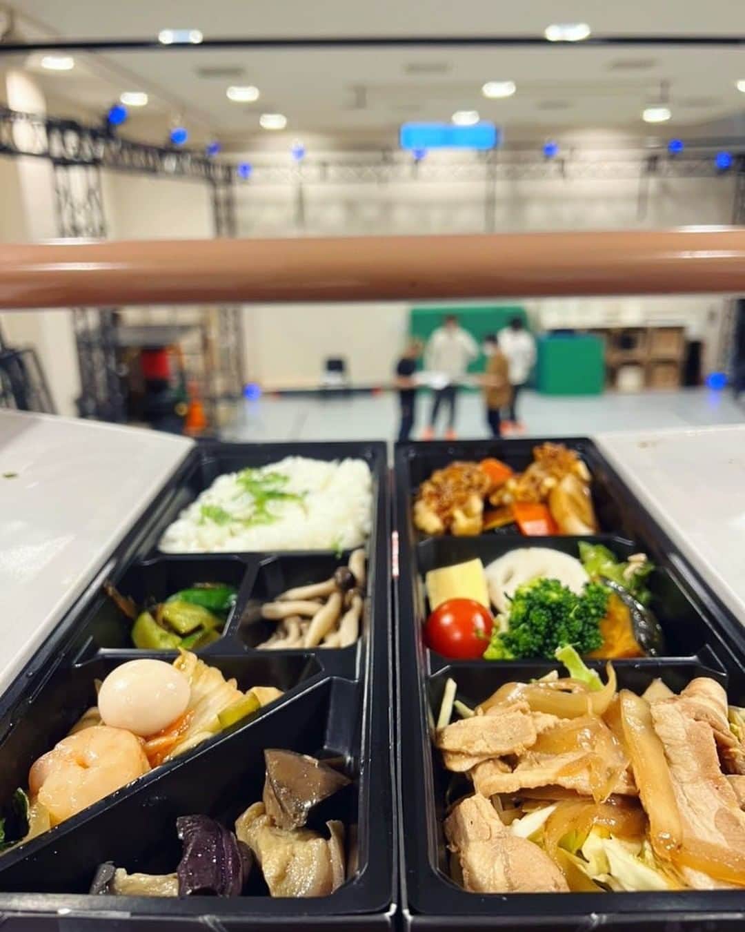 ステファニー・ヨーステンのインスタグラム：「Lunch break 🥢」